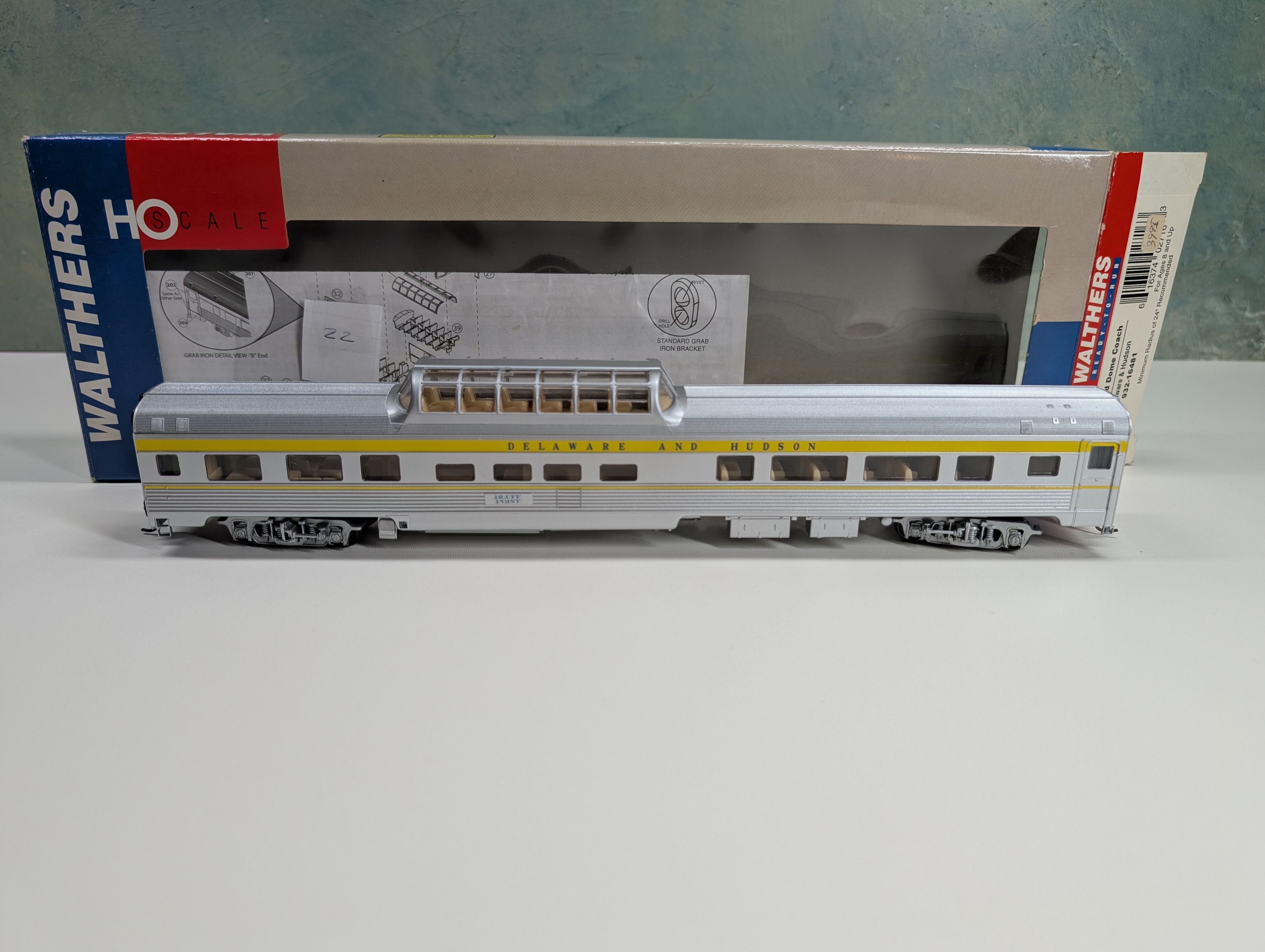 USED Walthers 932-16481 HO Scale 85' Budd Dome Passenger Coach Delaware and Hudson Bluff Point