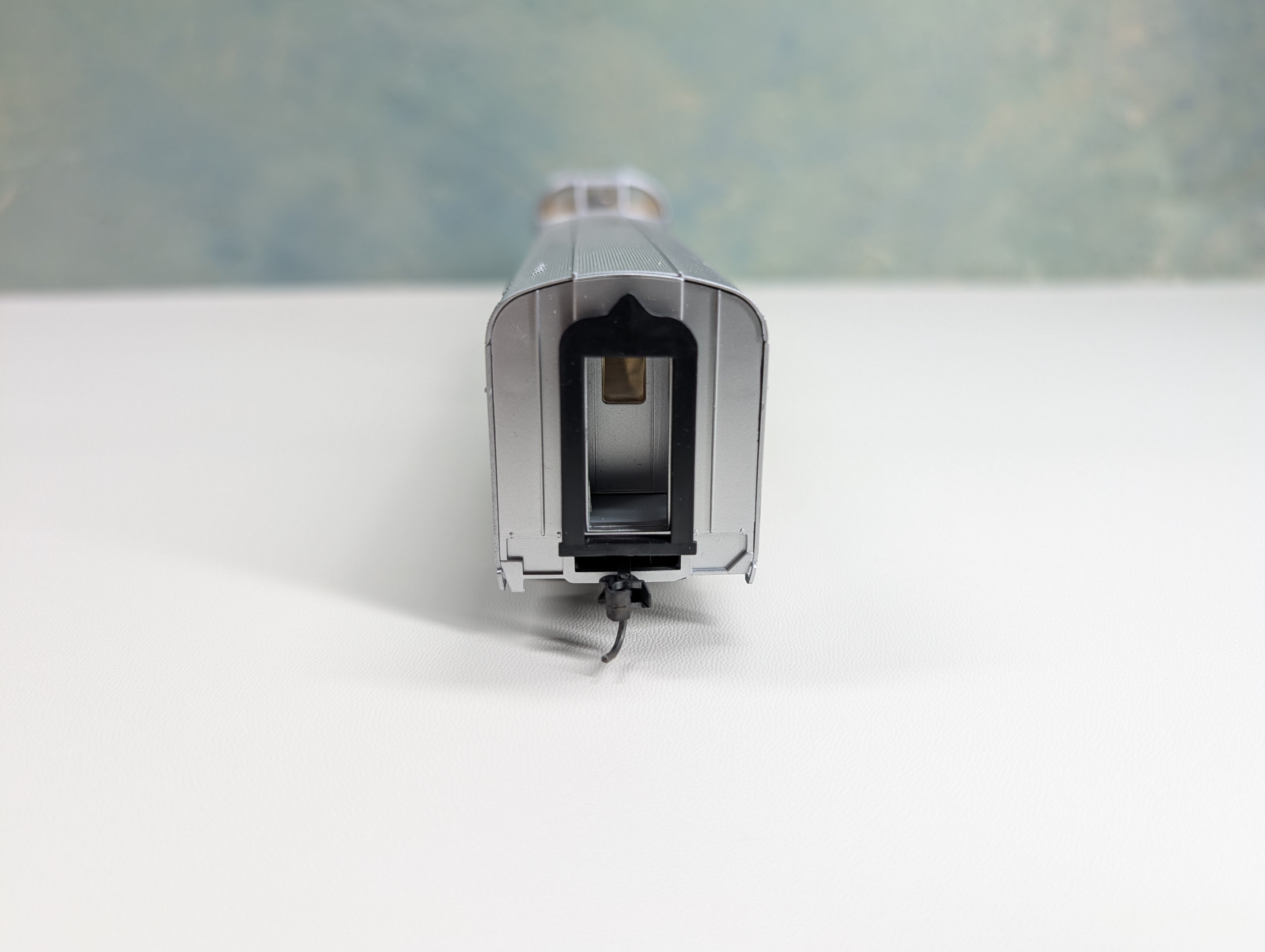 USED Walthers 932-16481 HO Scale 85' Budd Dome Passenger Coach Delaware and Hudson Bluff Point