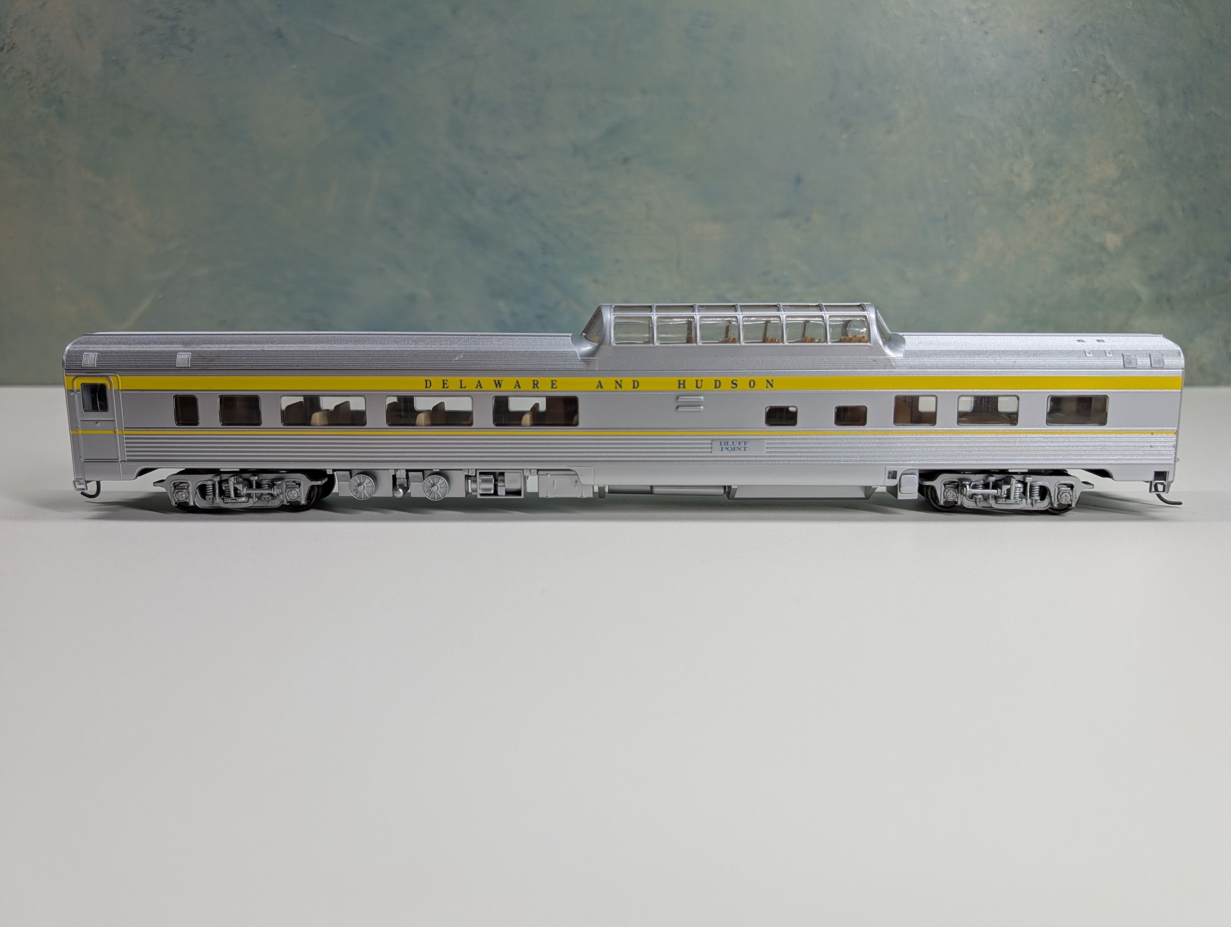 USED Walthers 932-16481 HO Scale 85' Budd Dome Passenger Coach Delaware and Hudson Bluff Point