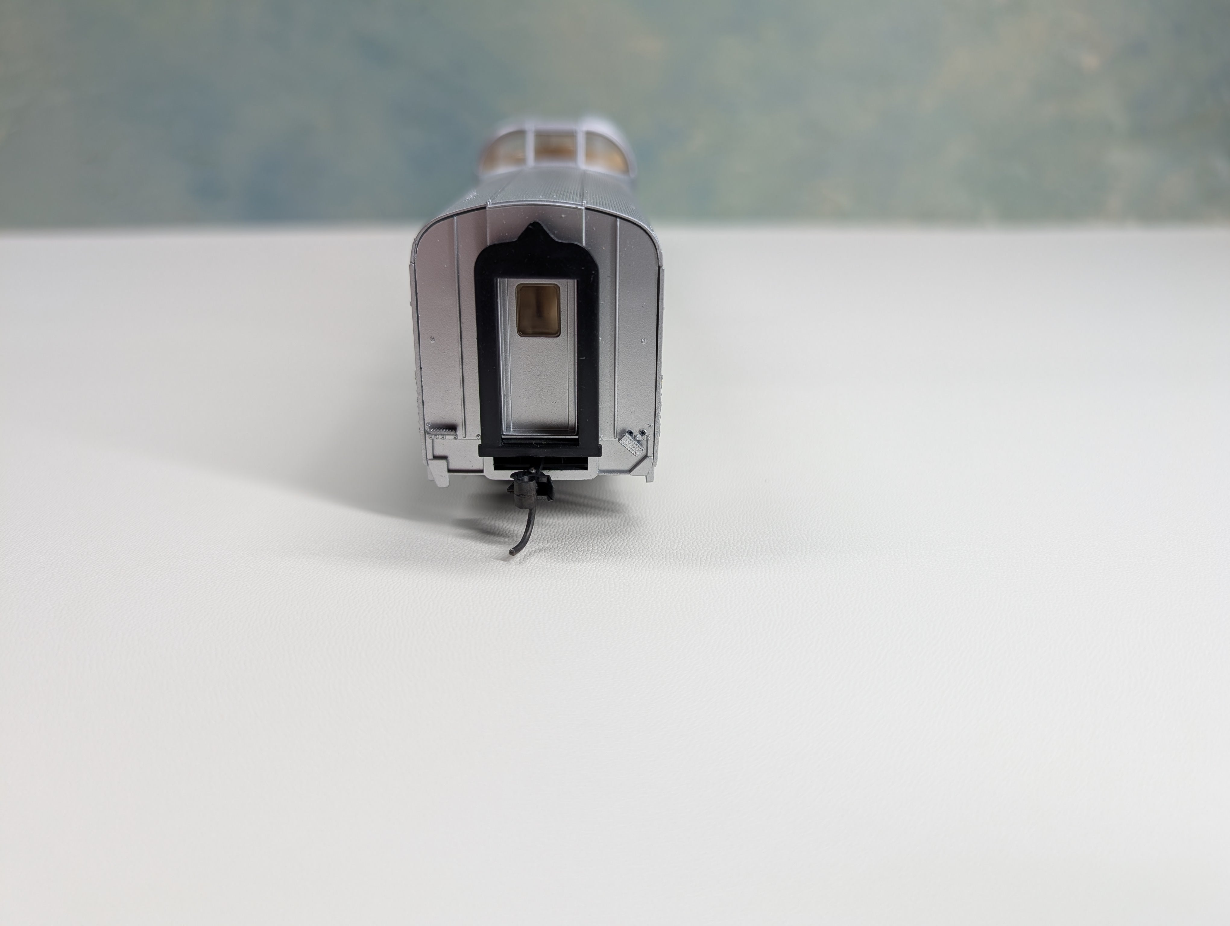 USED Walthers 932-16481 HO Scale 85' Budd Dome Passenger Coach Delaware and Hudson Bluff Point