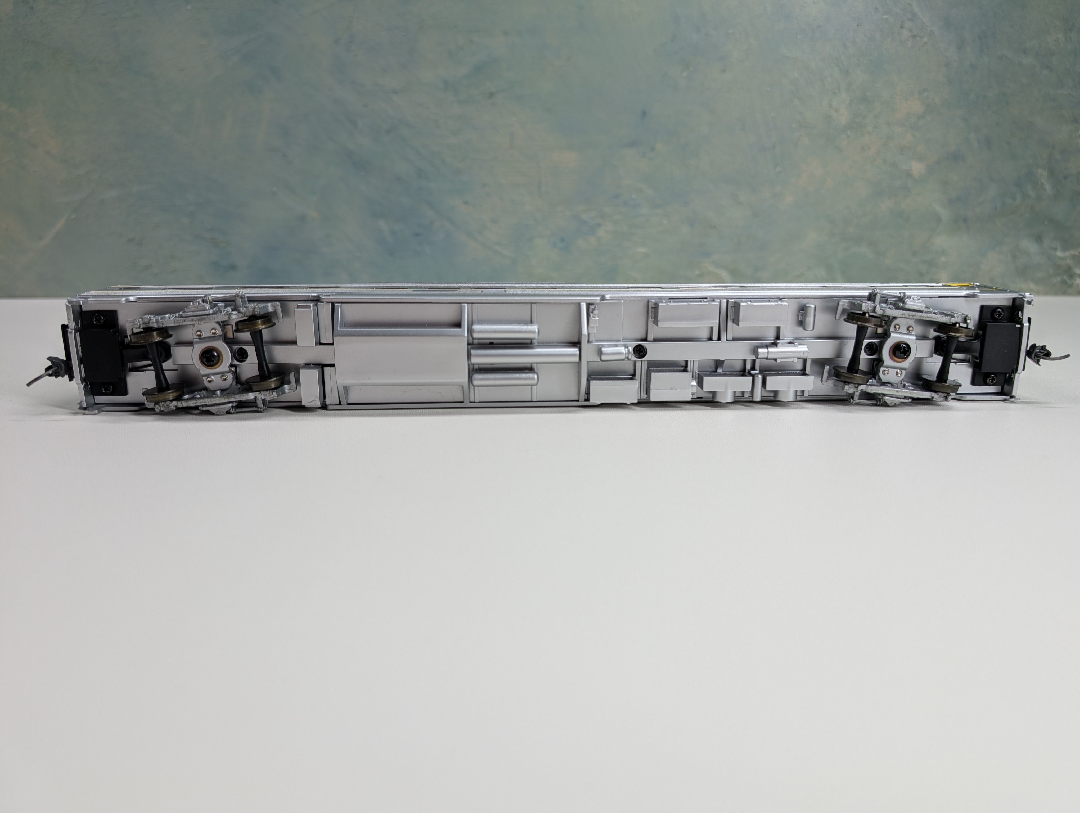 USED Walthers 932-16481 HO Scale 85' Budd Dome Passenger Coach Delaware and Hudson Bluff Point