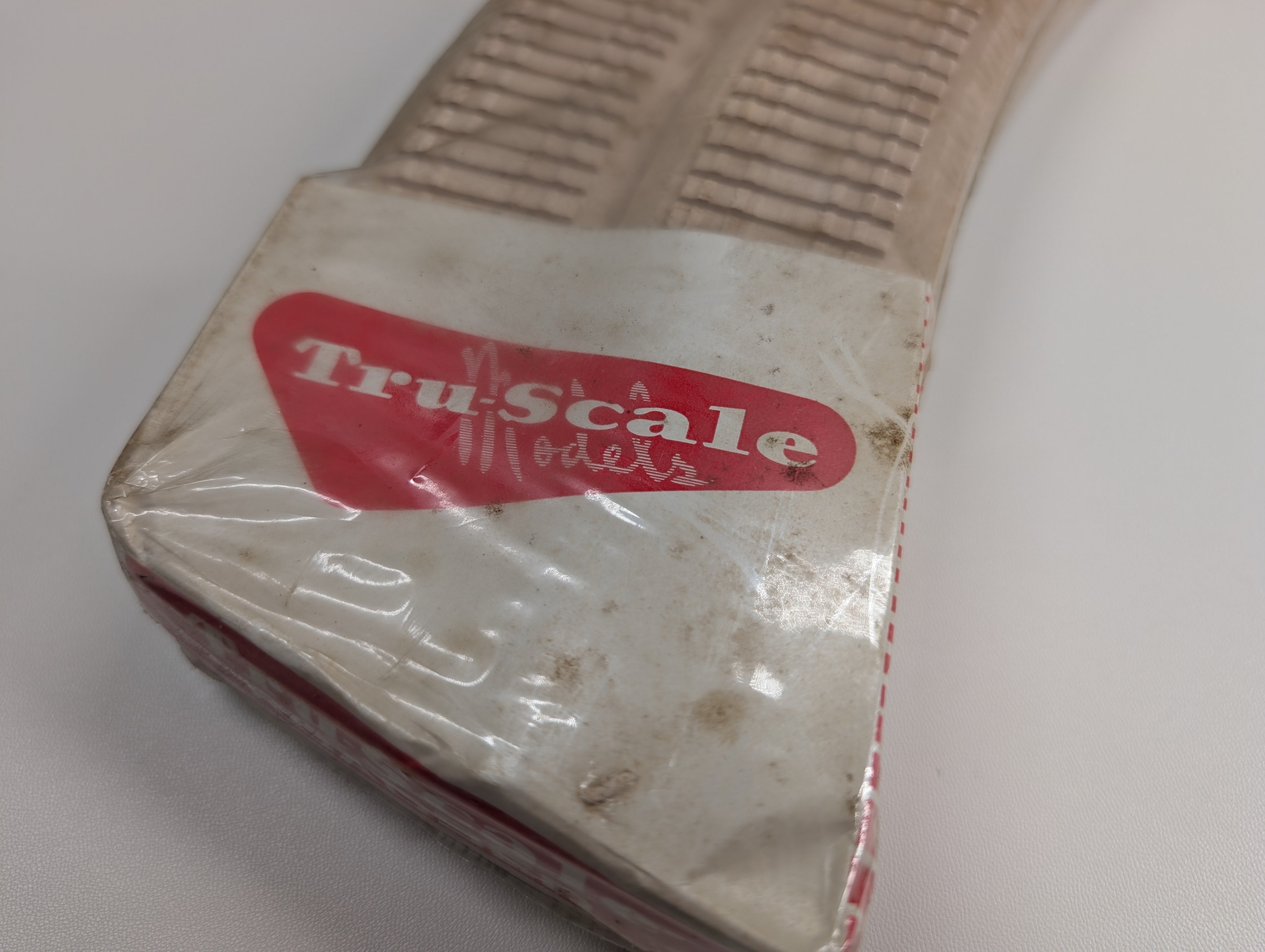 TRU SCALE 1218 HO Scale 18" Milled Radius Curved Wood Roadbed (8 pcs)