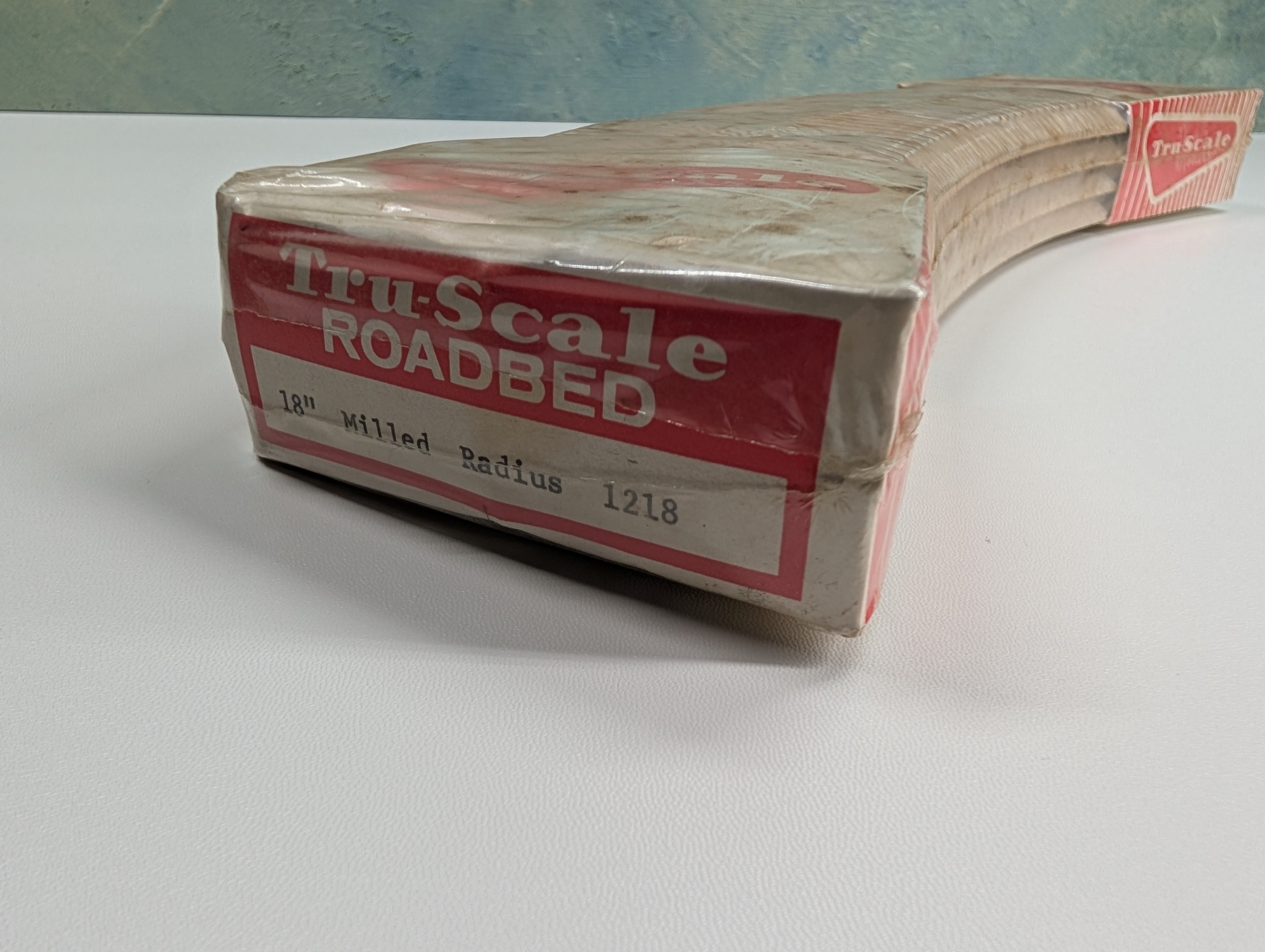 TRU SCALE 1218 HO Scale 18" Milled Radius Curved Wood Roadbed (8 pcs)
