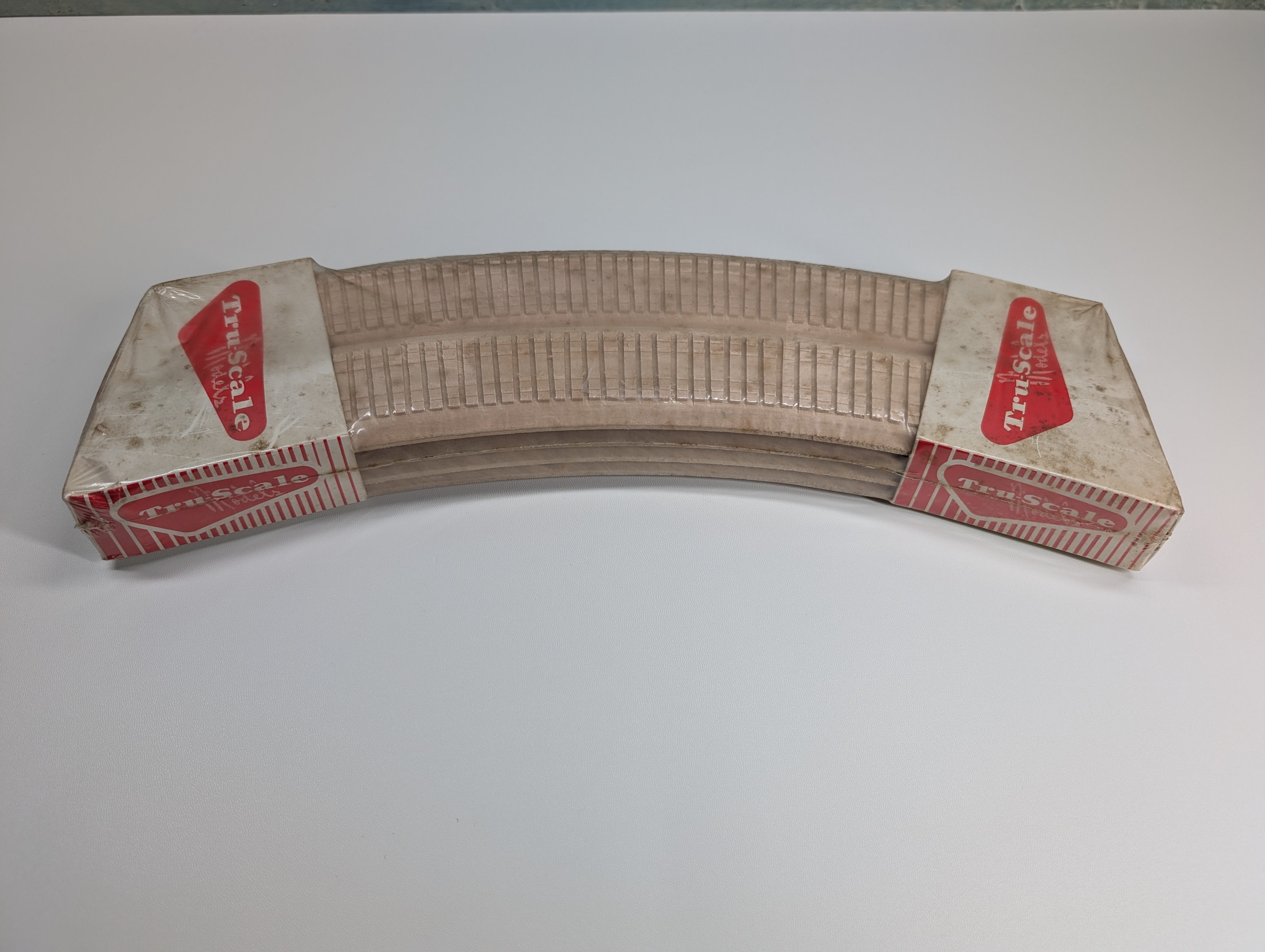 TRU SCALE 1218 HO Scale 18" Milled Radius Curved Wood Roadbed (8 pcs)