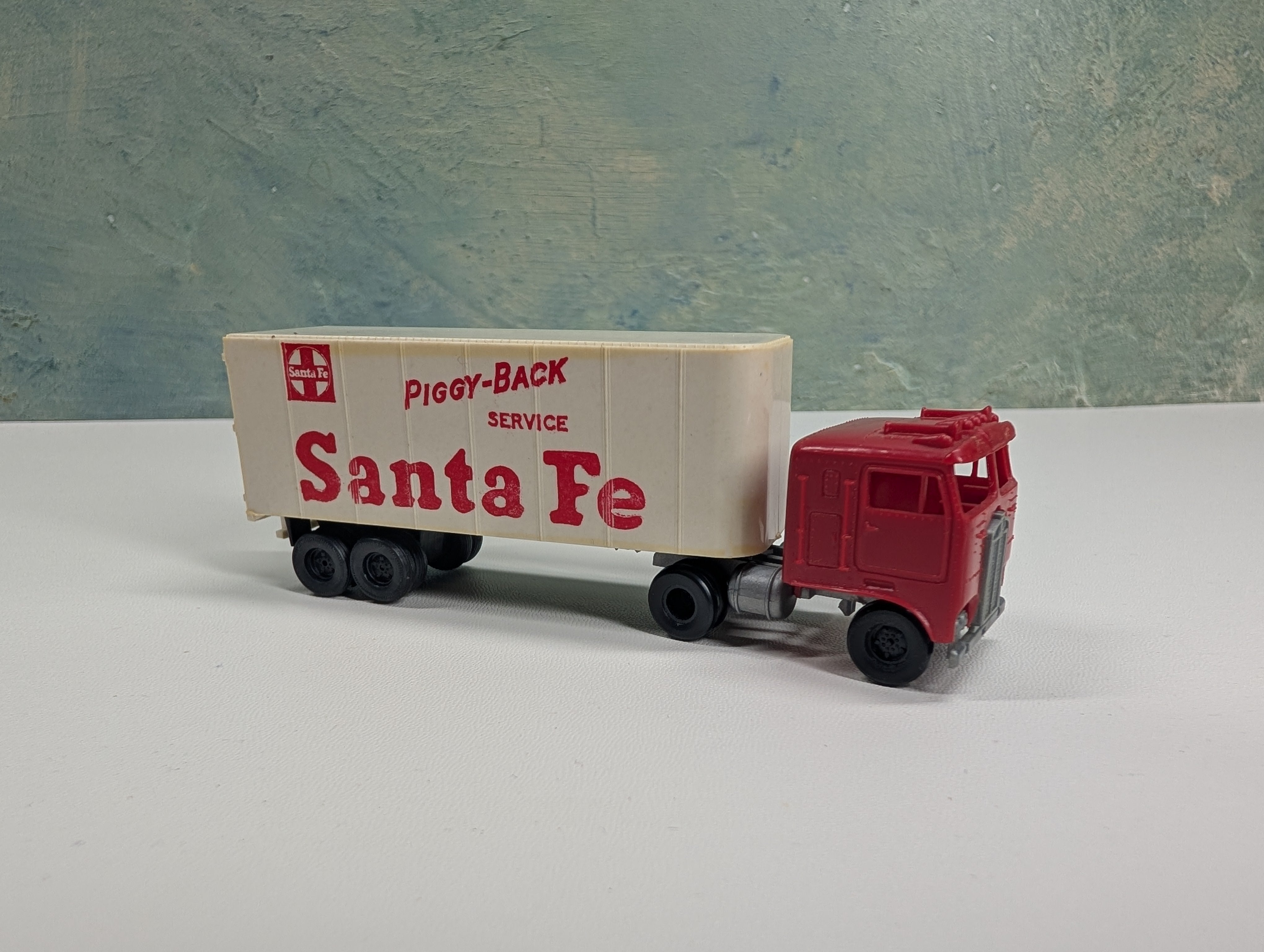 USED Tyco HO Scale Santa Fe Piggyback Trailer w/ Red Tractor Cab