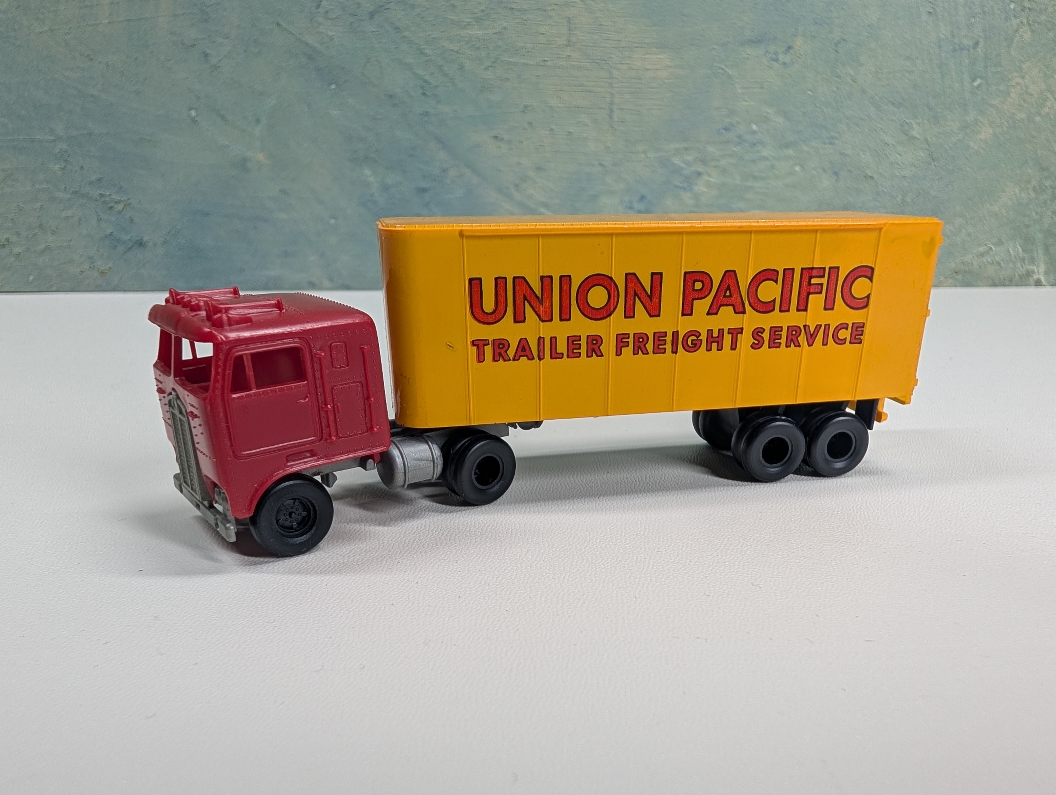 USED Tyco HO Scale Union Pacific Piggyback Trailer w/ Red Tractor Cab