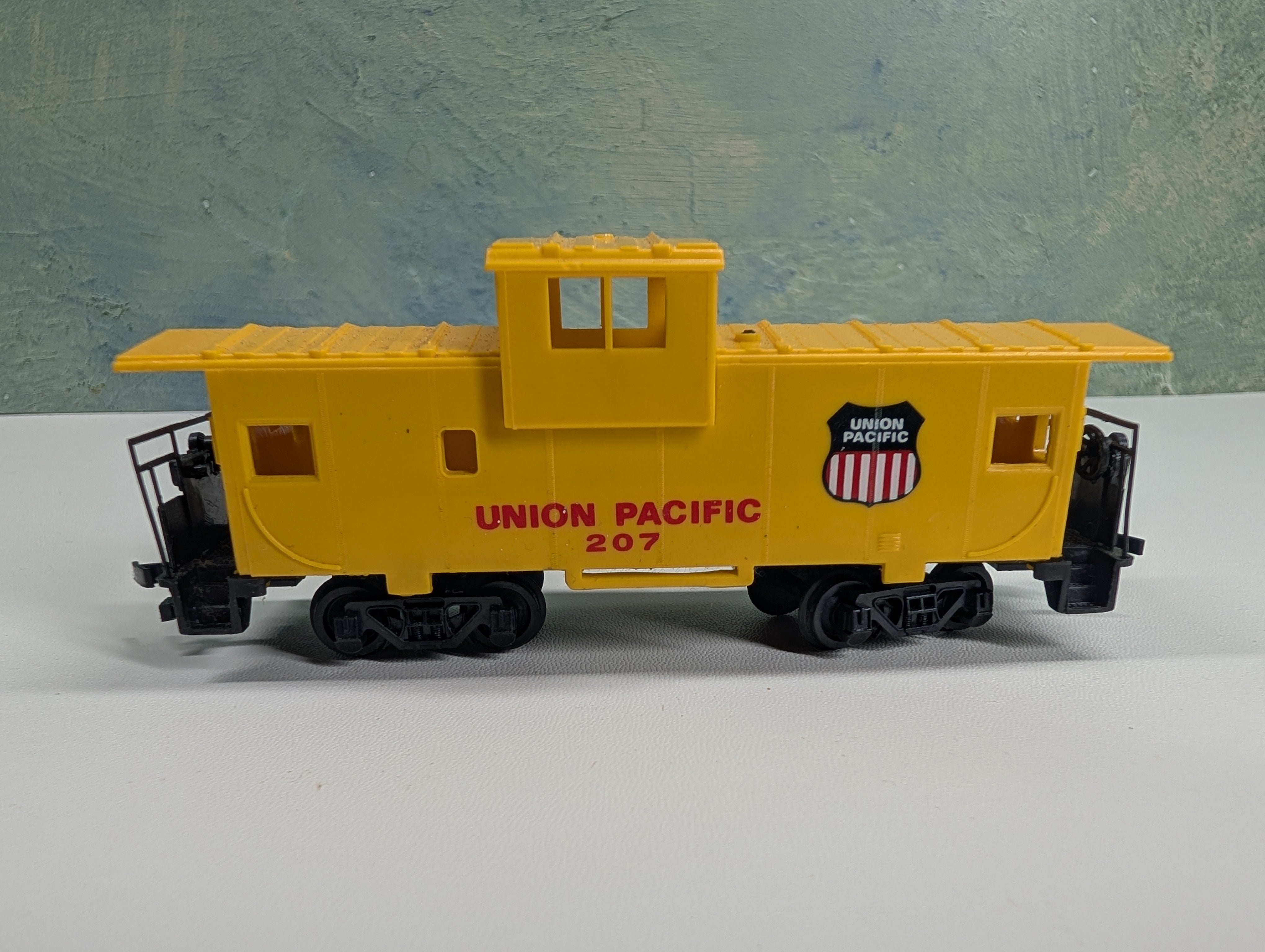 USED Bachmann HO Scale Caboose Union Pacific #207 w/ Gearboxes