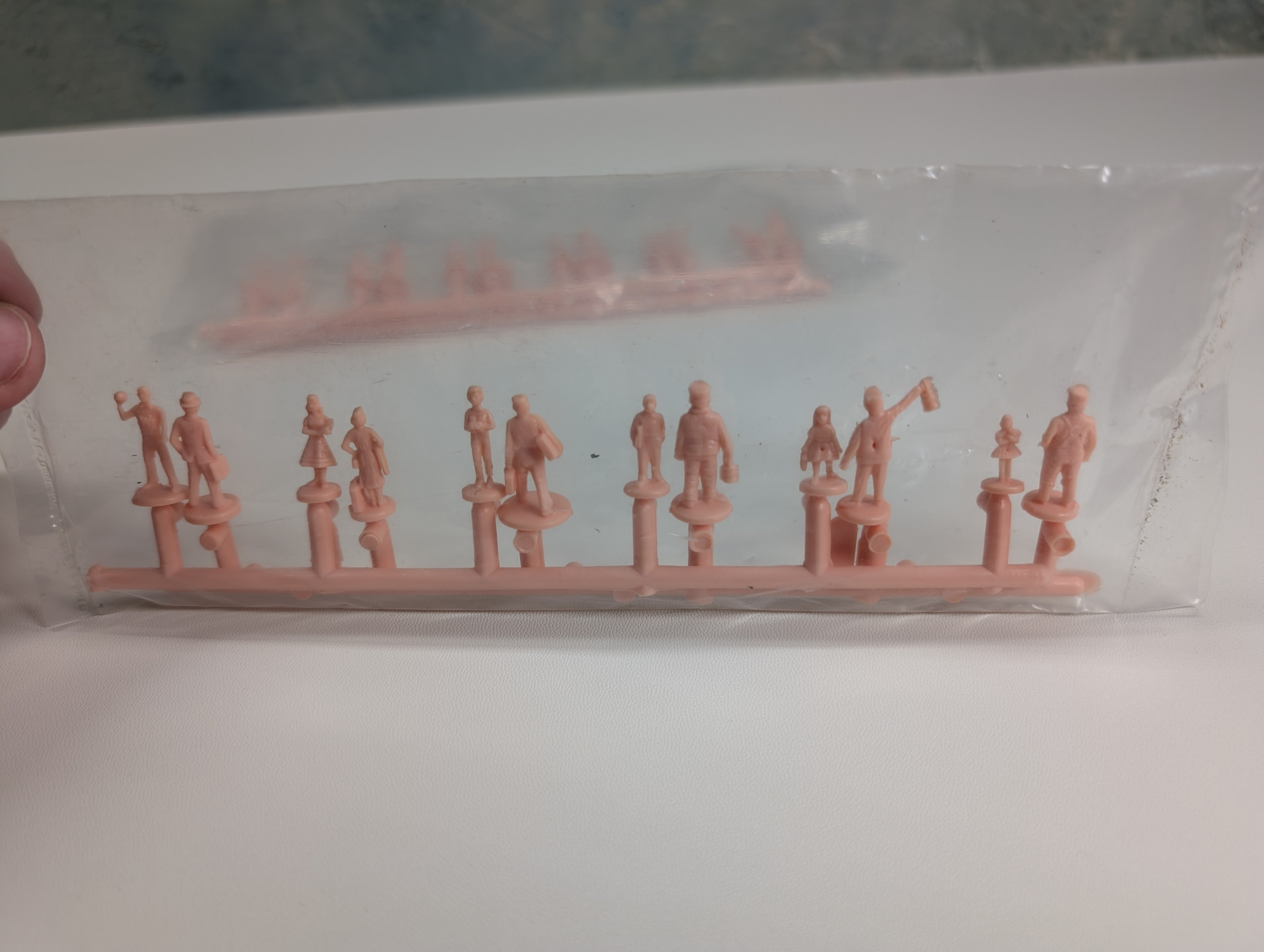 USED Bachmann HO Scale Unpainted People Figures (24 pcs)