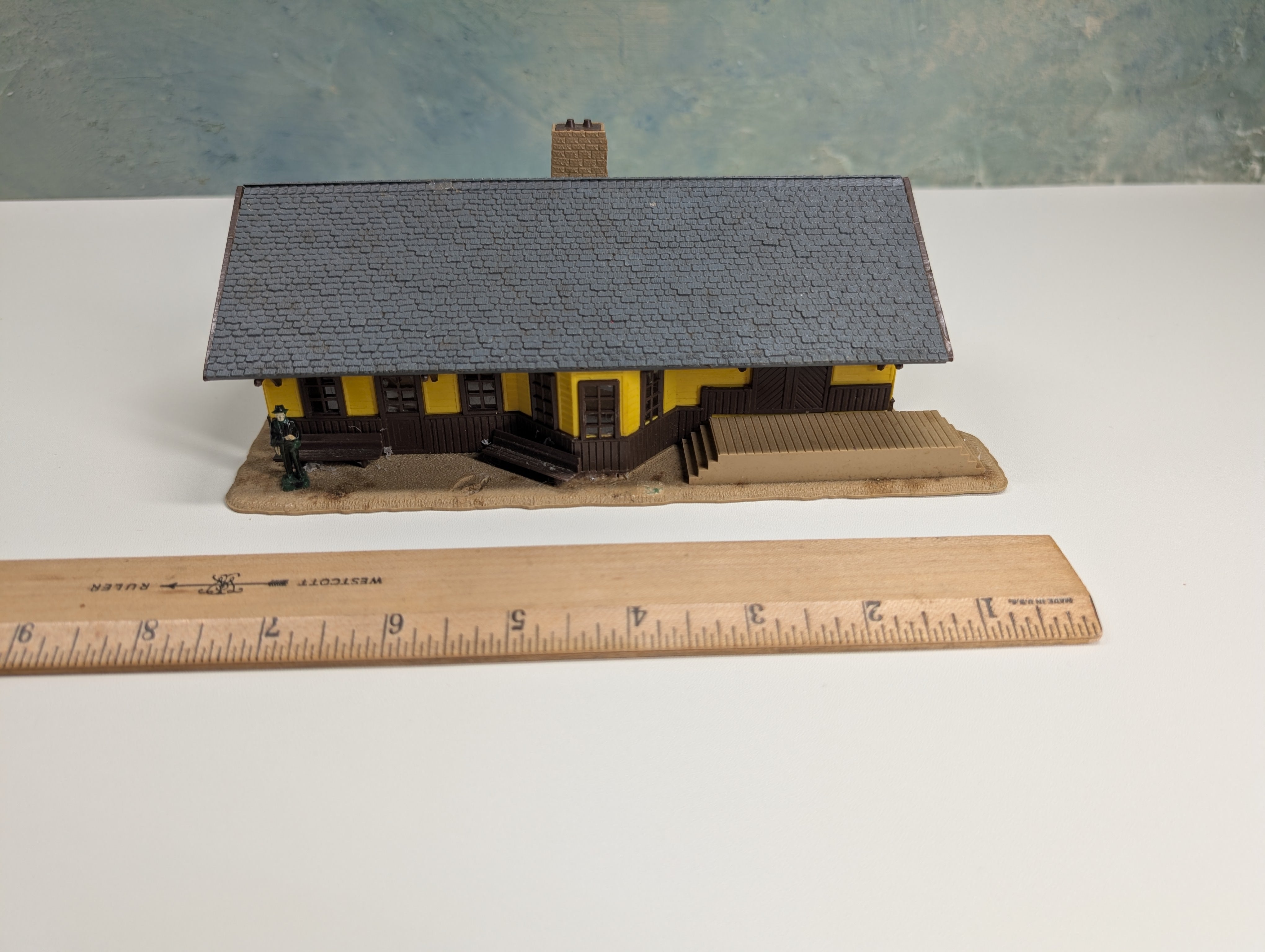USED Tyco HO Scale Freight Station