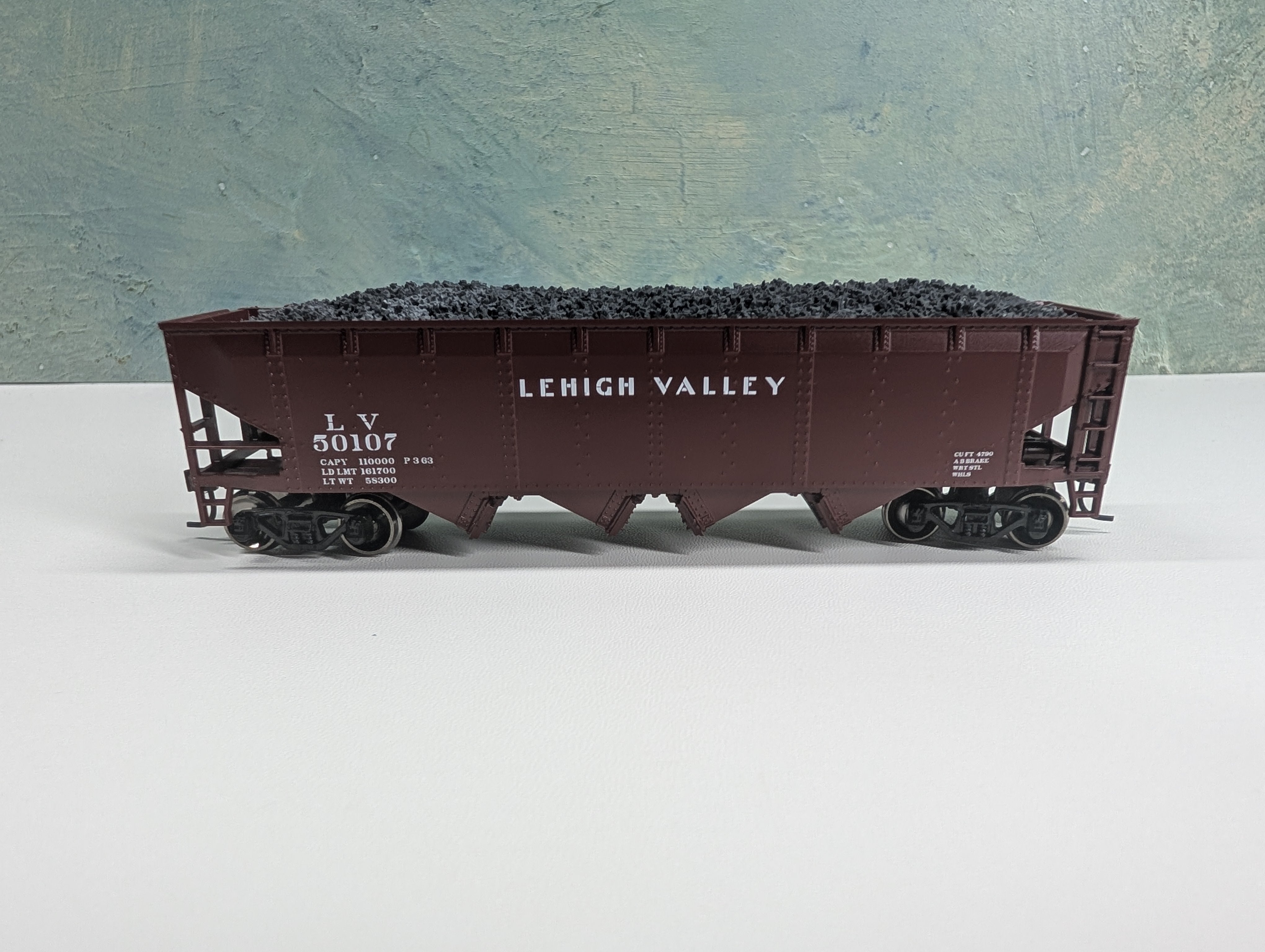 USED Athearn HO Scale 4 Bay Open Hopper w/ Coal Load Lehigh Valley LV #50107