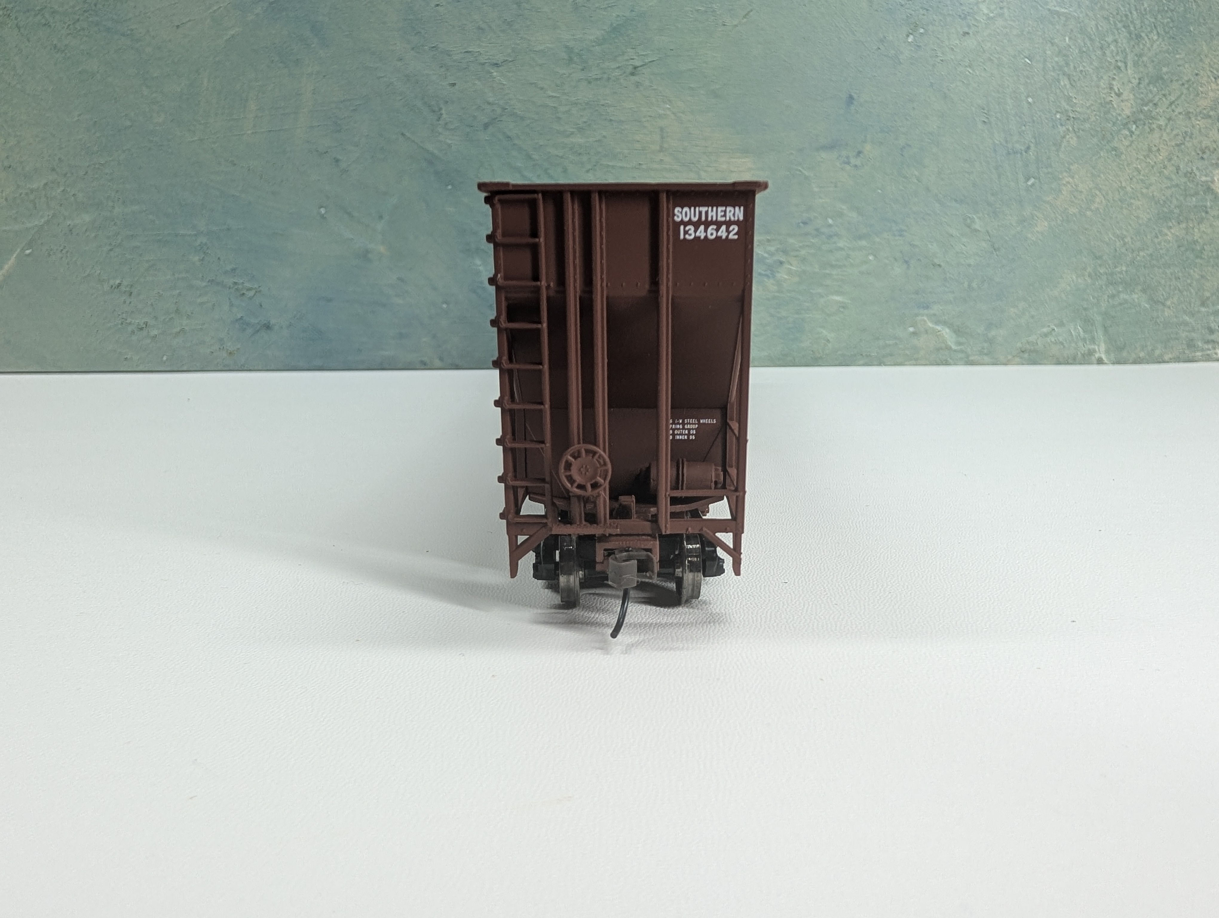 USED Walthers 932-5686 HO Scale Greenville 7k Cubic Foot Wood Chip Hopper Southern #134642