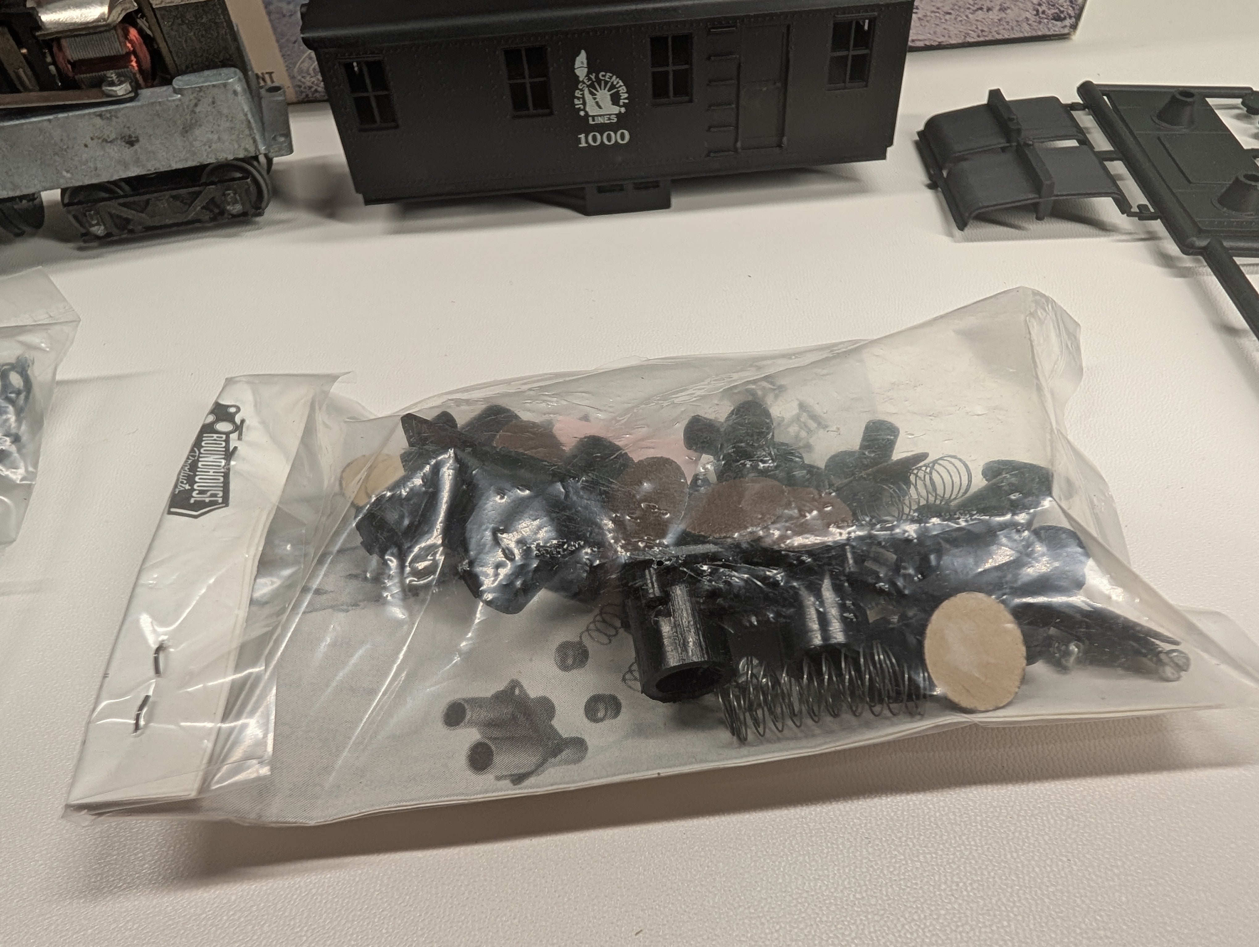 USED Roundhouse HO Scale Flywheel Diesel Track Cleaner Jersey Central Lines #1000 KIT