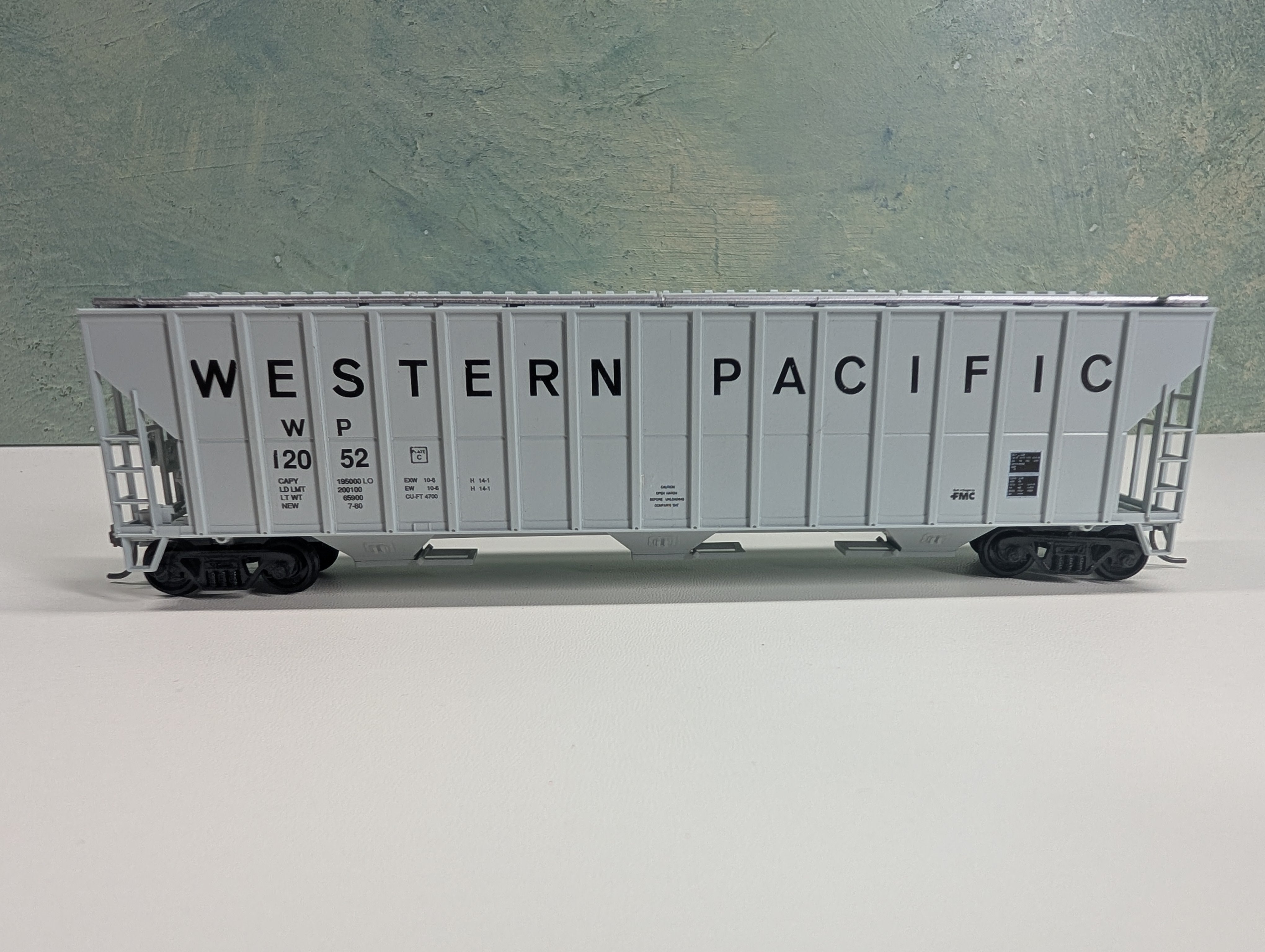 USED Roundhouse HO Scale FMC 3-Bay Covered Hopper Western Pacific WP #12052