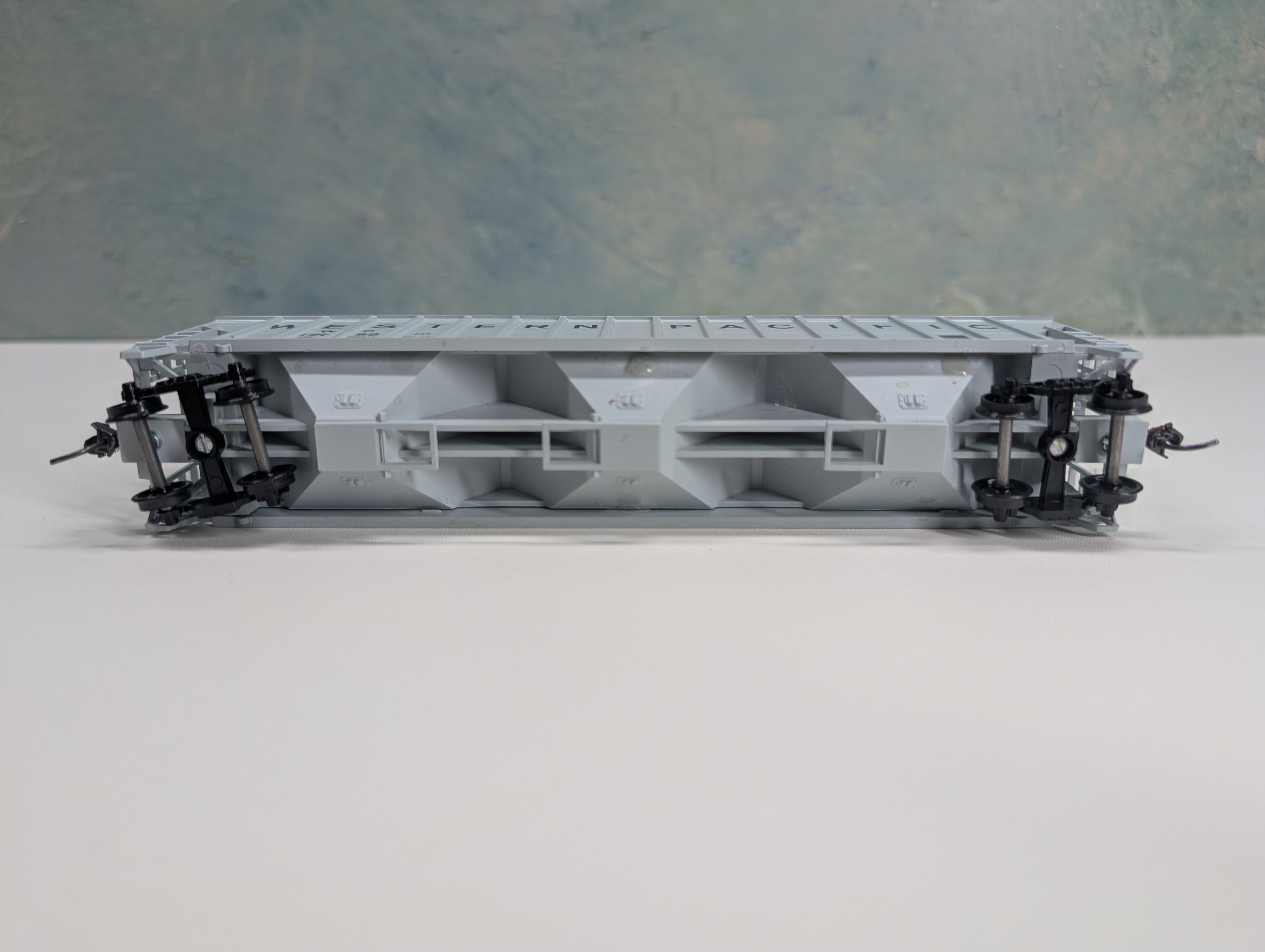 USED Roundhouse HO Scale FMC 3-Bay Covered Hopper Western Pacific WP #12052