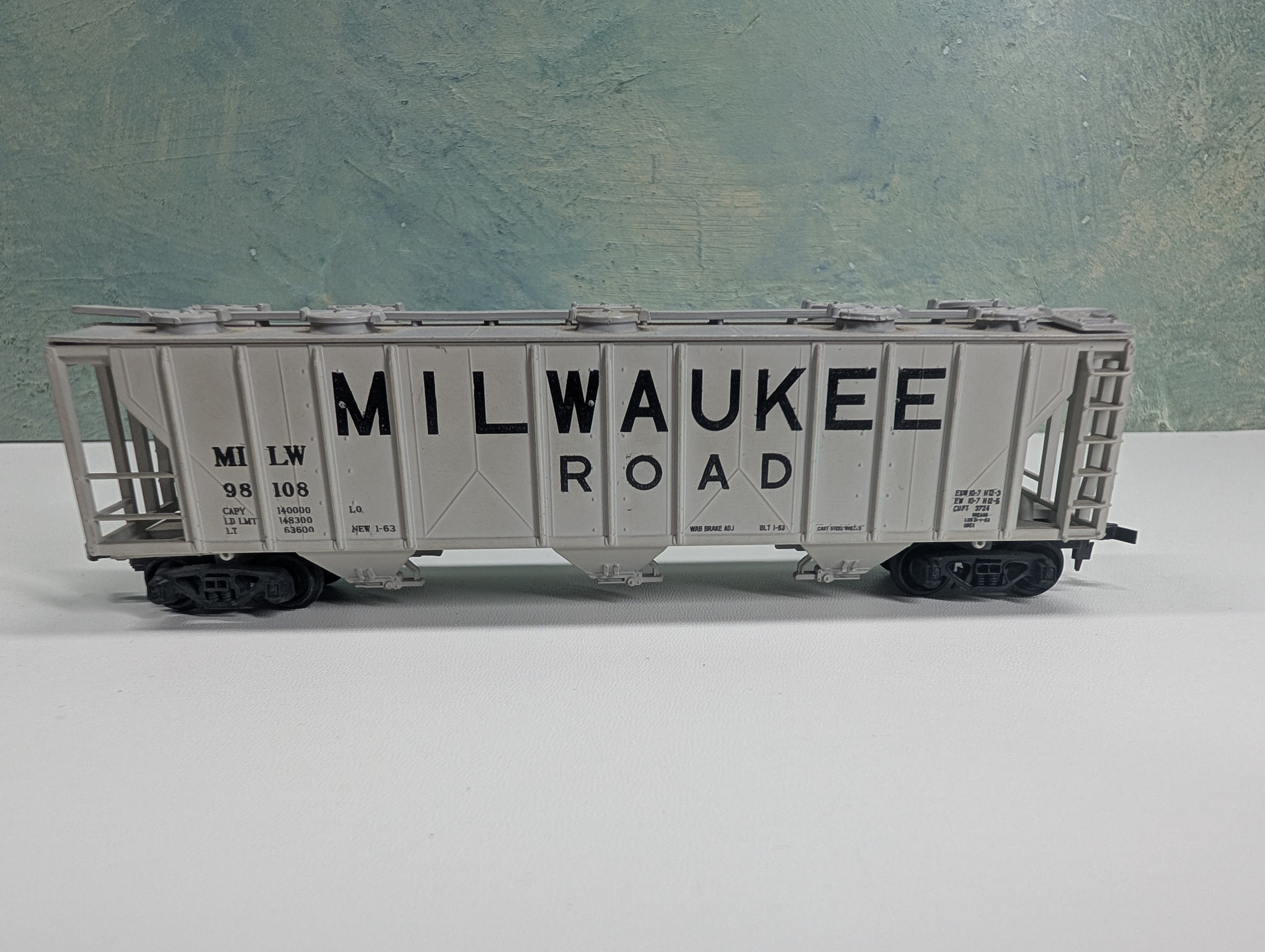USED HO Scale Covered Hopper Milwaukee Road MILW #98108