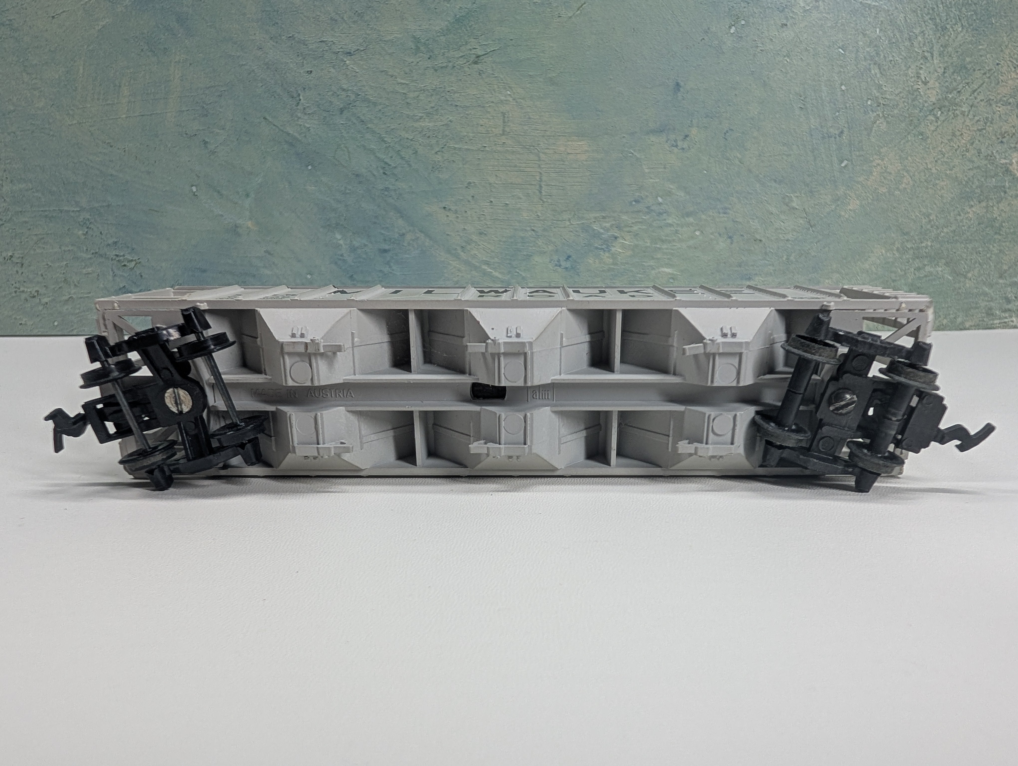 USED HO Scale Covered Hopper Milwaukee Road MILW #98108