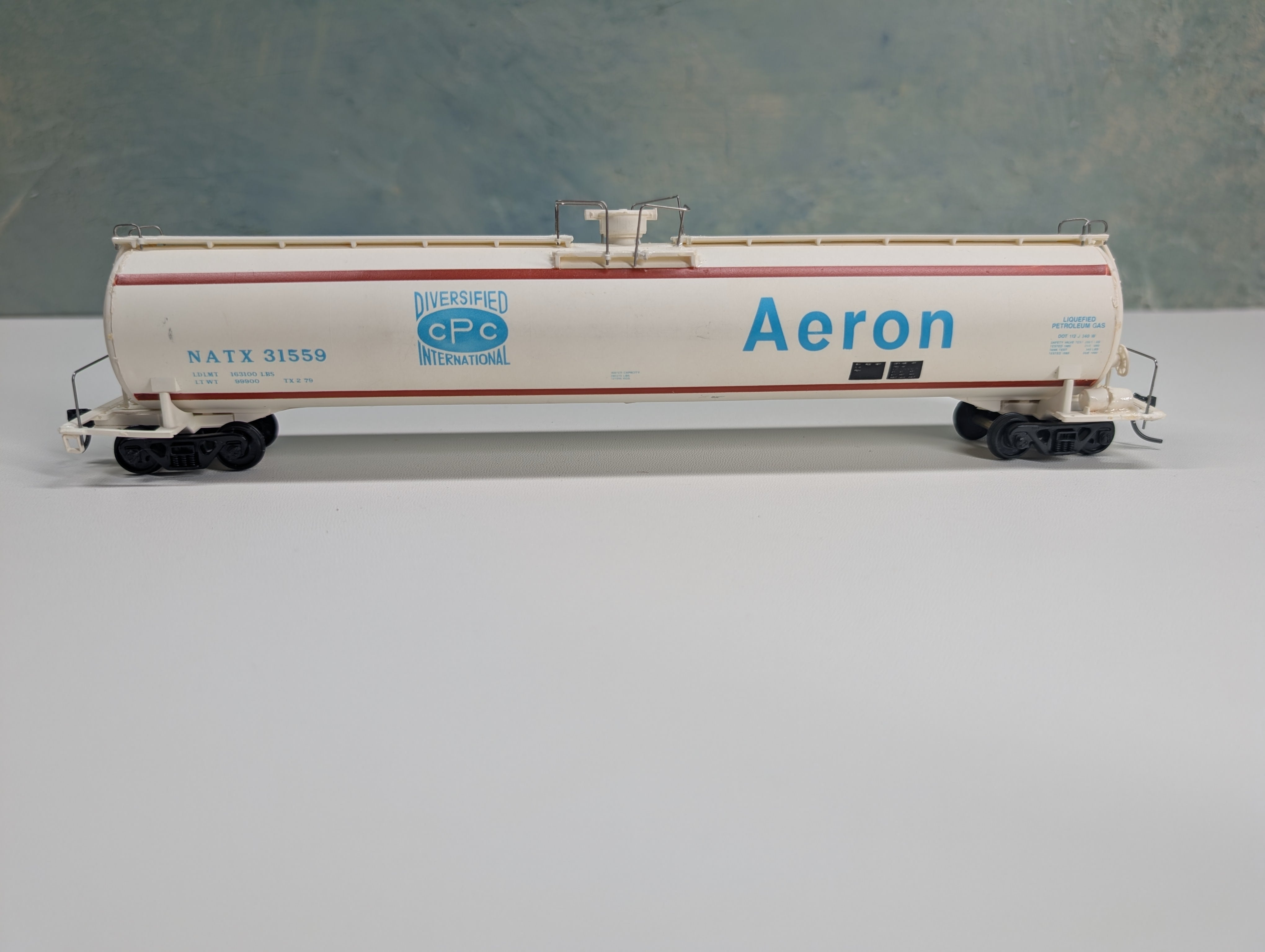 USED Walthers HO Scale 65' High-Pressure Tank Car Aeron NATX #31559
