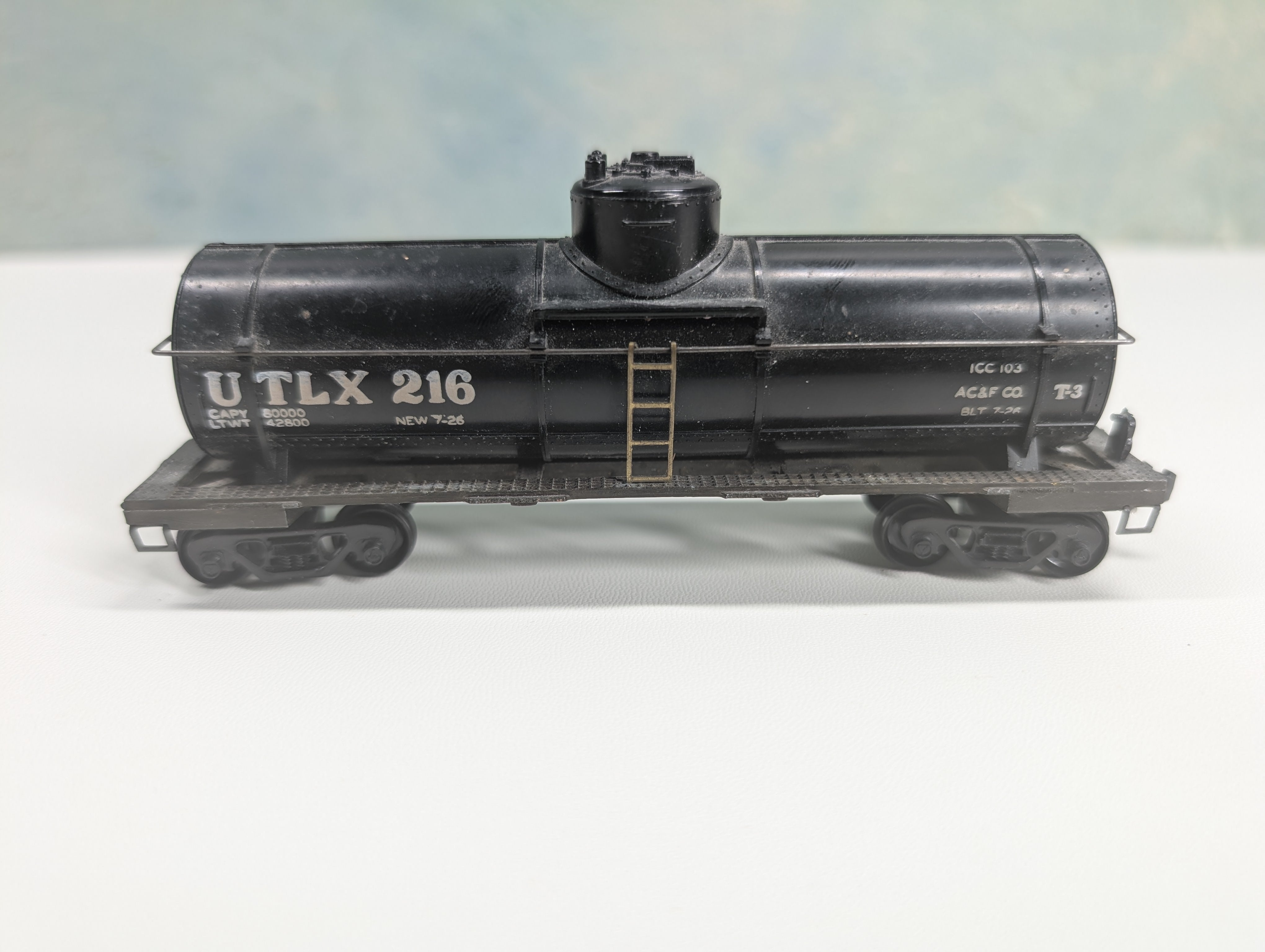 USED Varney HO Scale Single Dome Tank Car UTLX #216