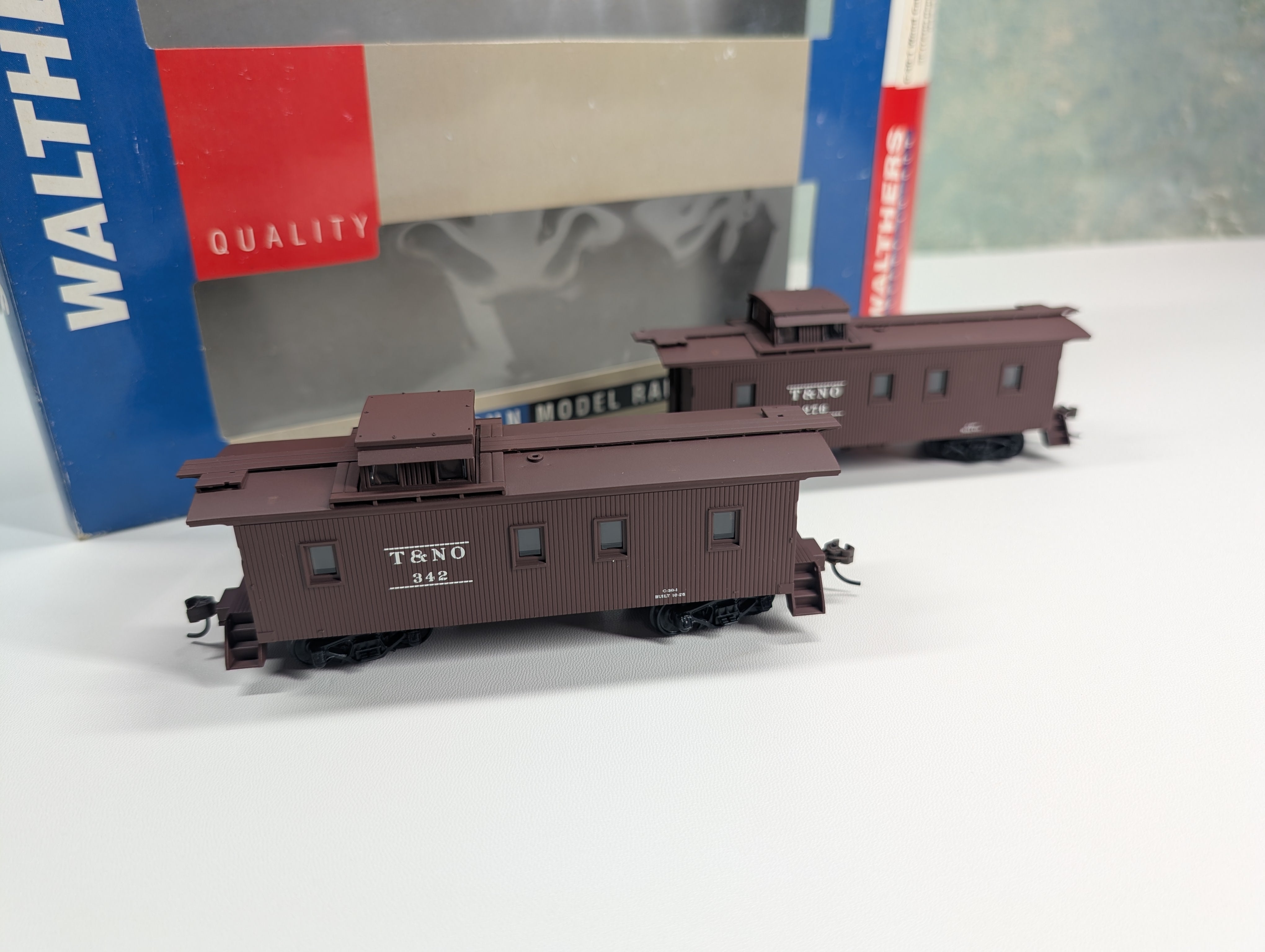 USED Walthers 932-27604 HO Scale C-30-1 Wood Caboose 2 Car Pack Southern Pacific T&NO #342, 276