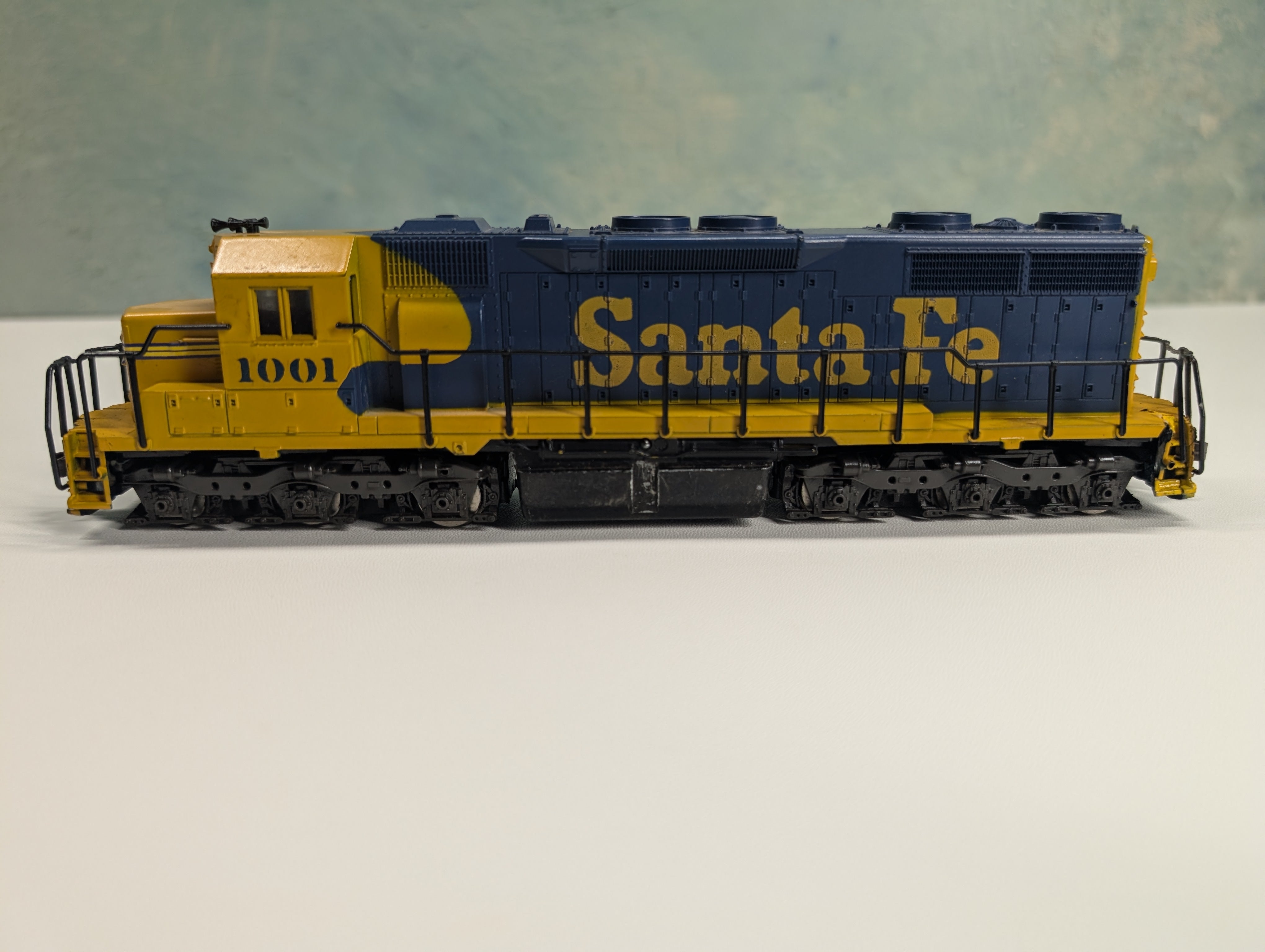 USED Atlas HO Scale SD-35 Diesel Locomotive Santa Fe #1001 Runs Great DC