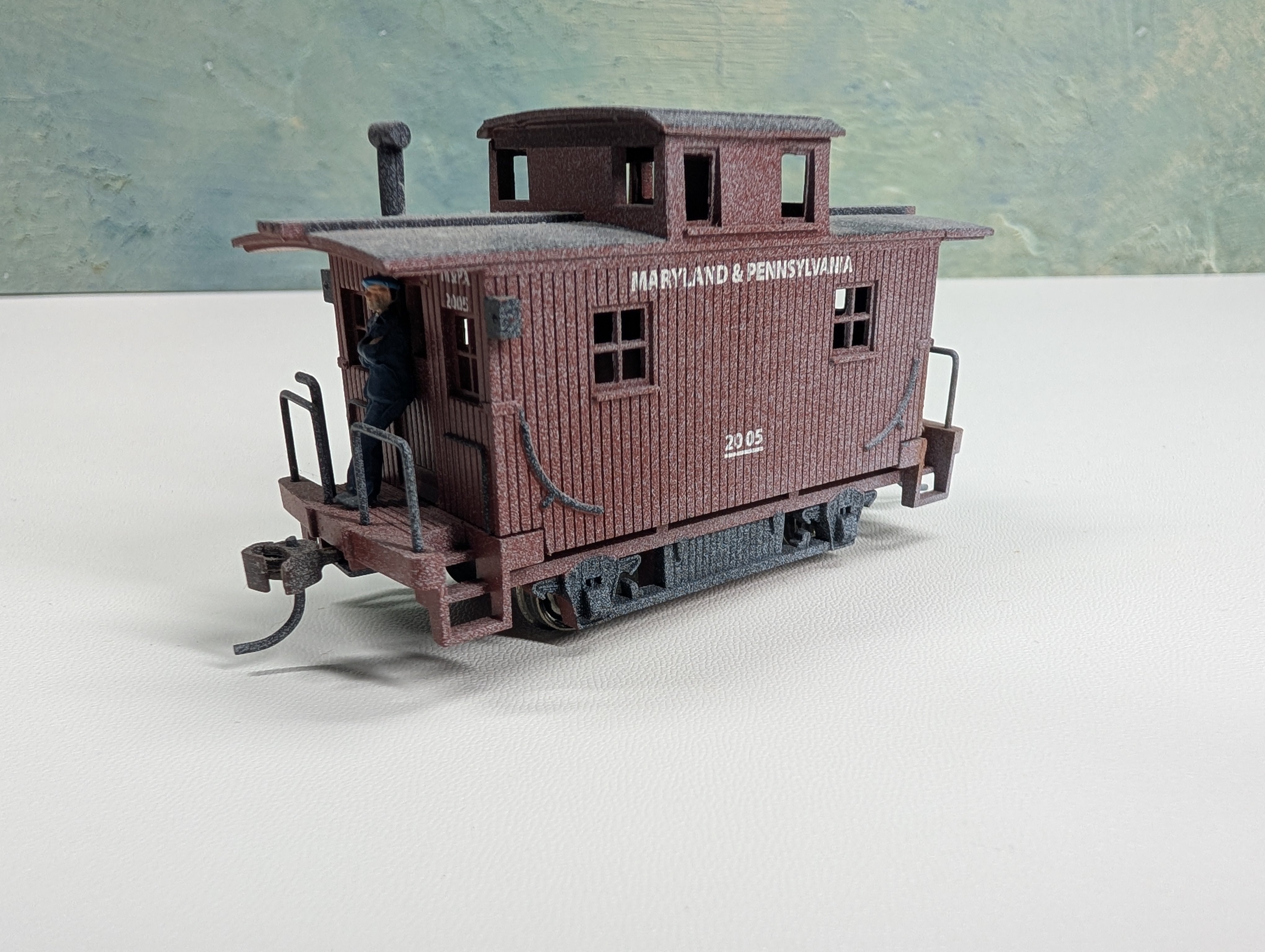 USED HO Scale Bobber Caboose w/ Figure Maryland & Pennsylvania #2005 Weathered