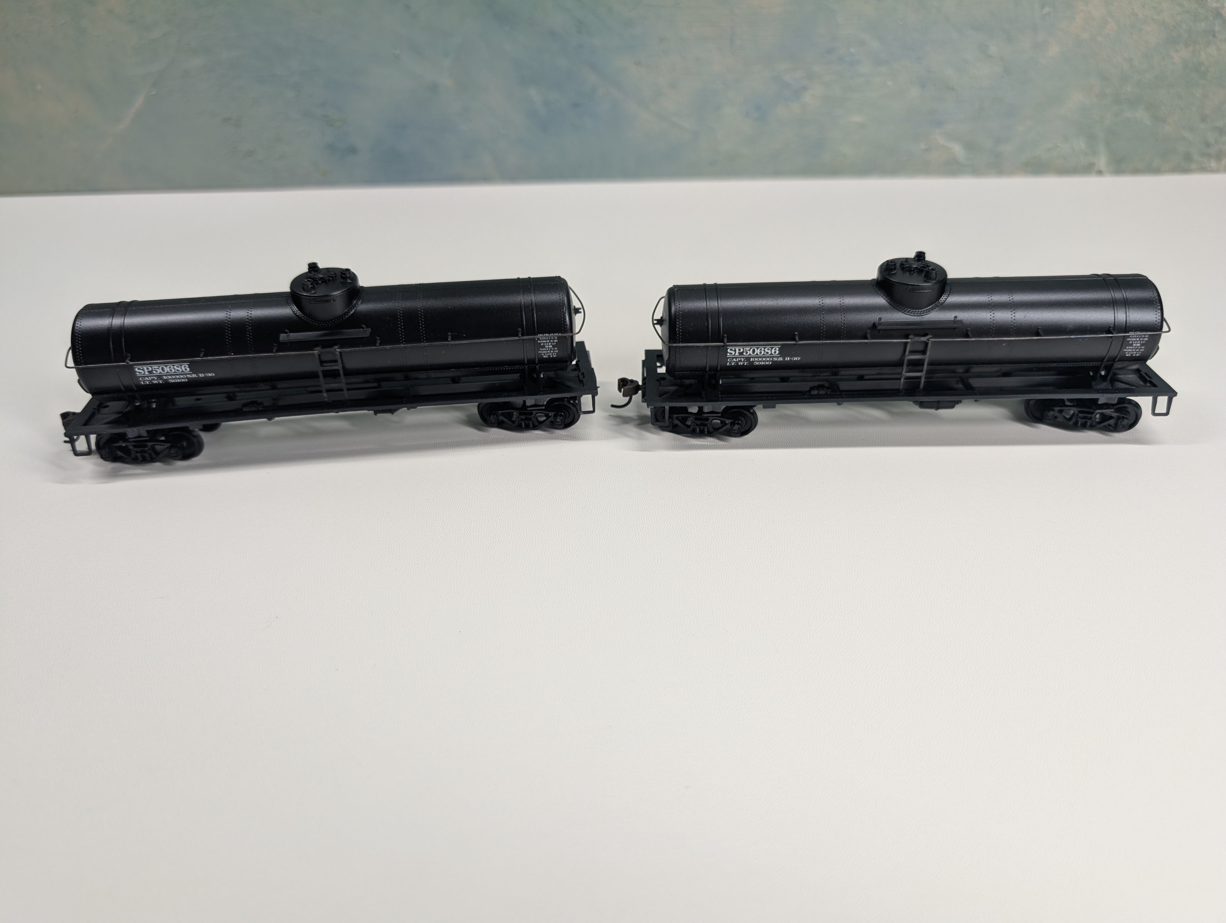 USED Athearn HO Scale Single Dome Tank Cars Southern Pacific SP #50686 (2 pcs)