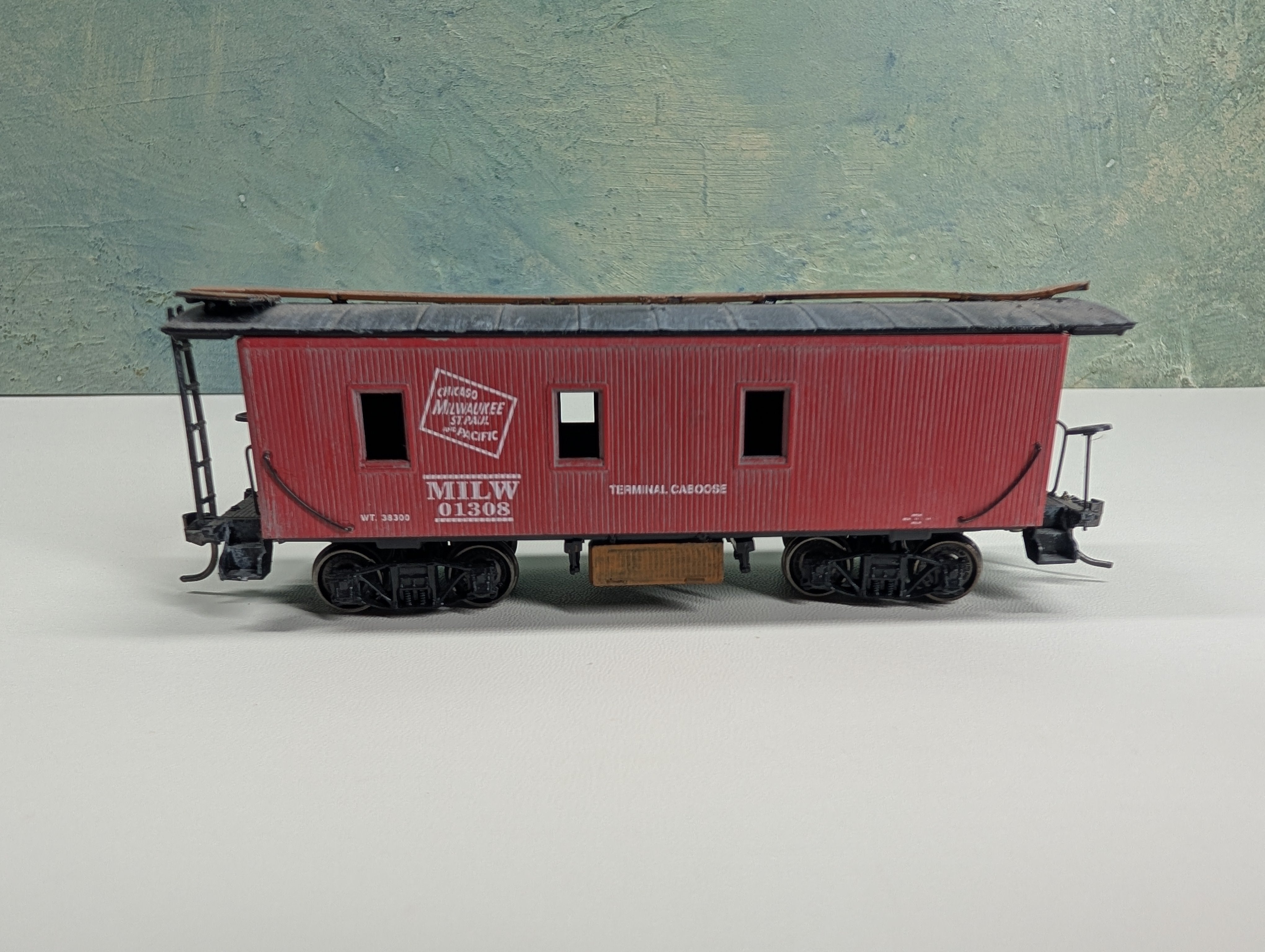 USED Roundhouse HO Scale Wooden Terminal Caboose Milwaukee Road MILW #01308 Weathered
