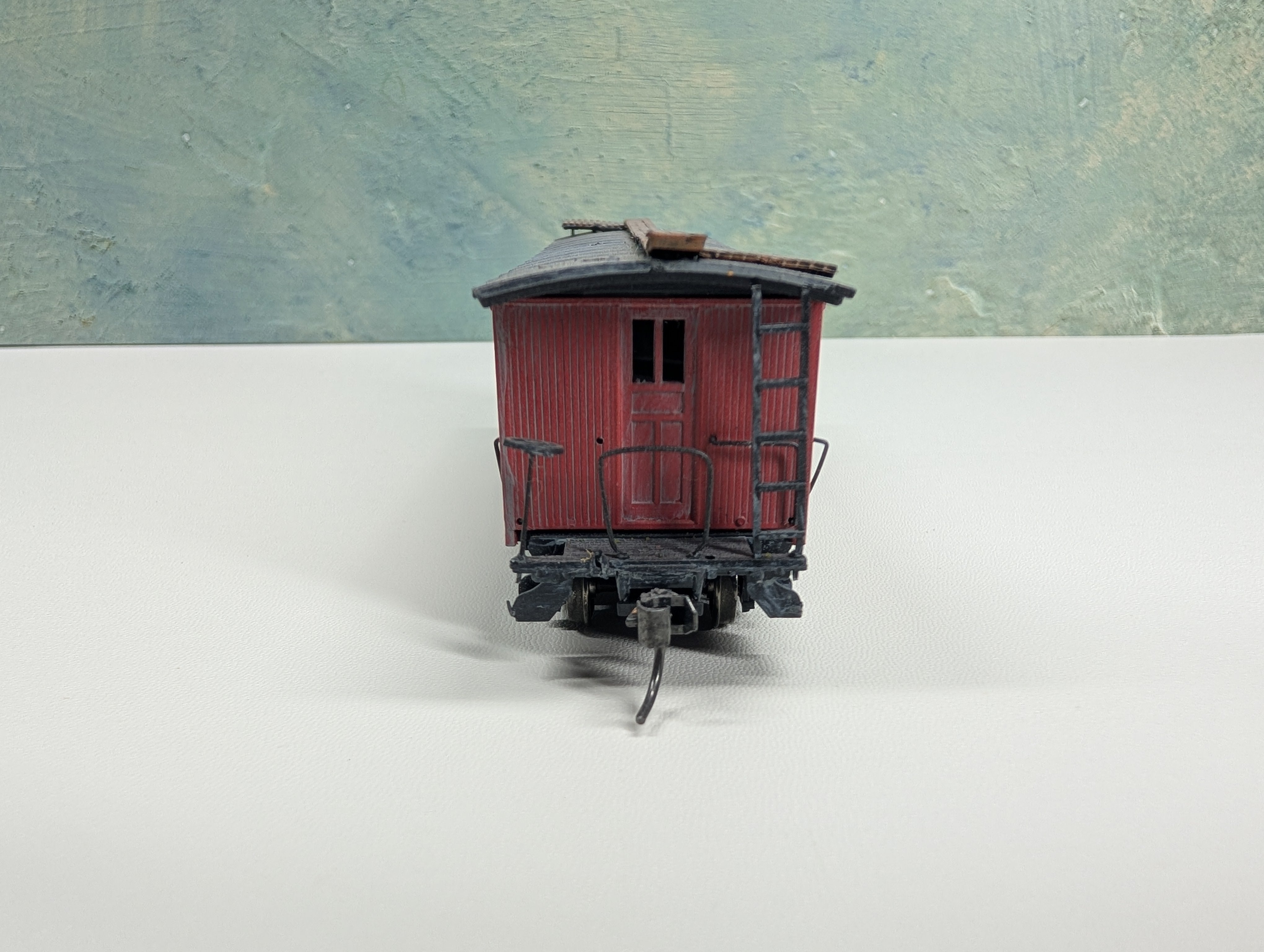 USED Roundhouse HO Scale Wooden Terminal Caboose Milwaukee Road MILW #01308 Weathered