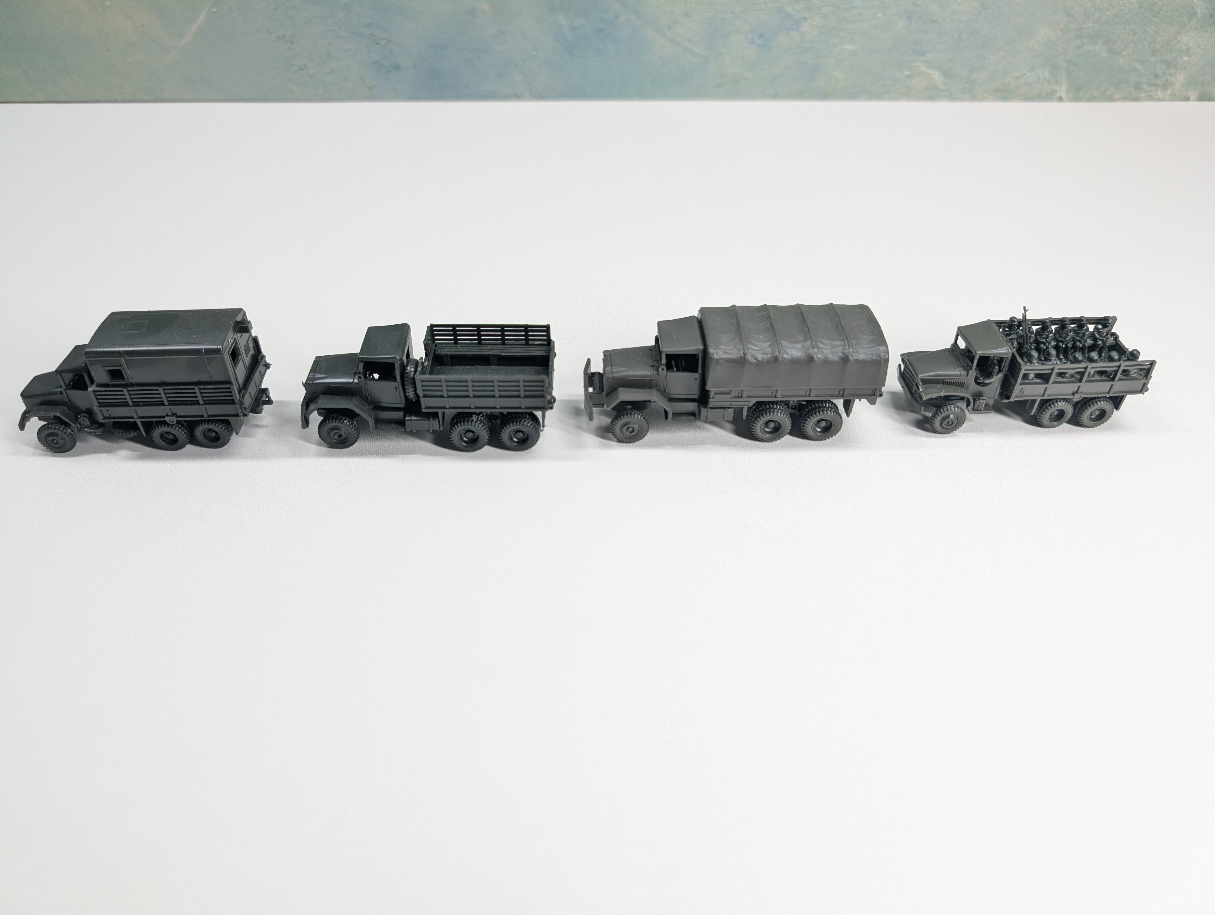 USED Roco HO Scale Lot of Army Vehicles w/ Figures (4 pcs)