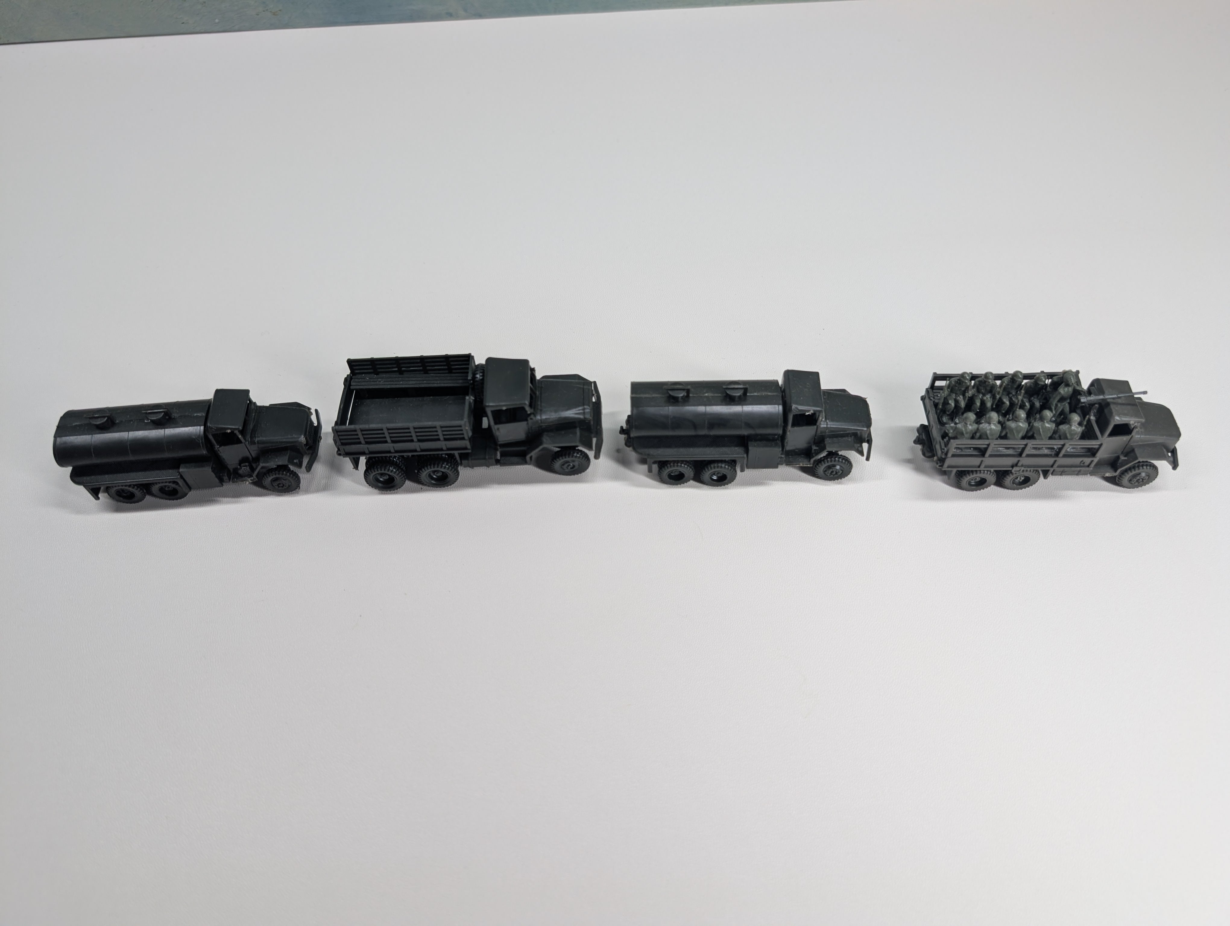 USED Roco HO Scale Lot of Army Vehicles w/ Figures (4 pcs)