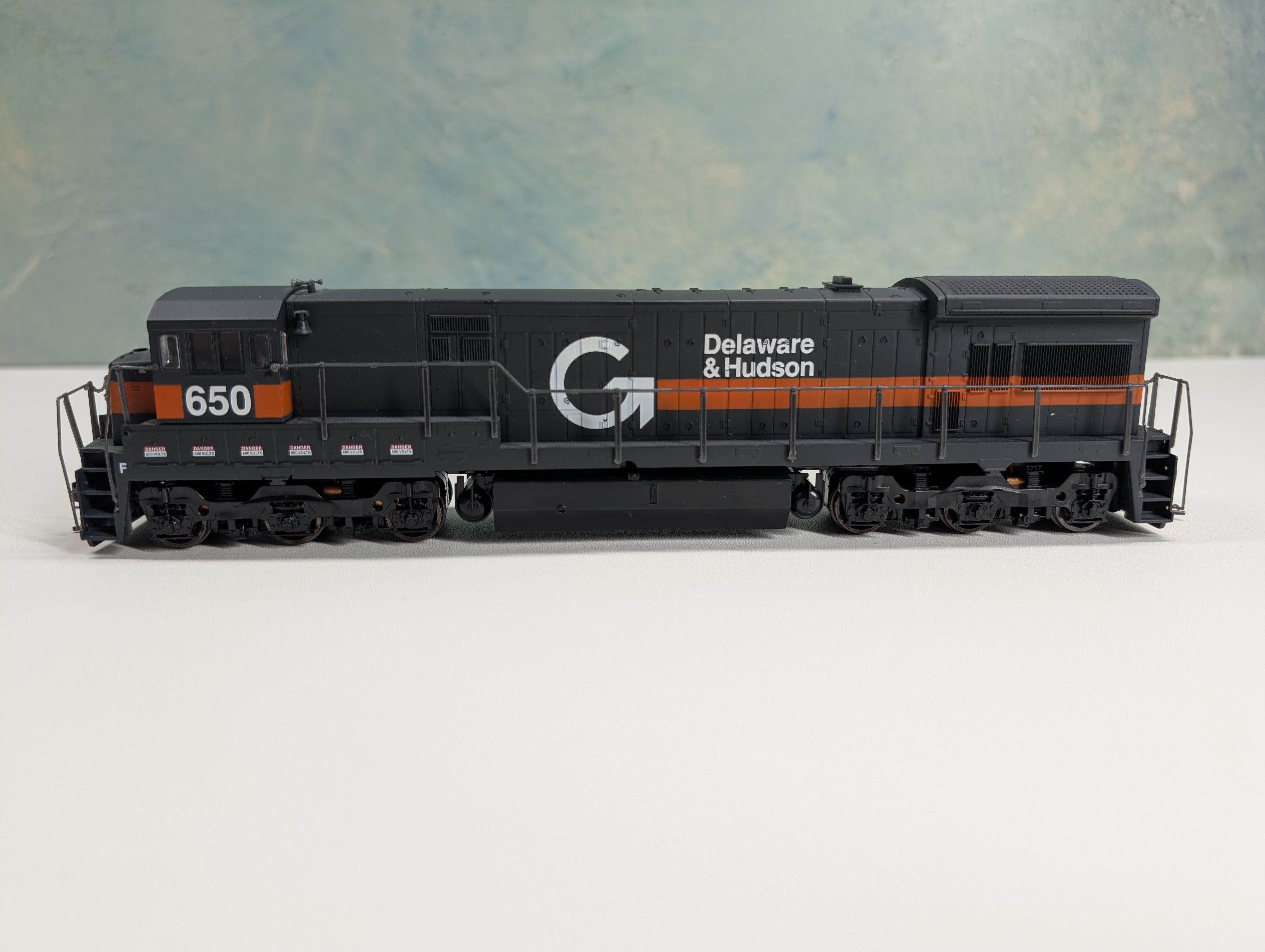 USED Atlas 8544 HO Scale U33C Diesel Locomotive Delaware and Hudson Guilford #650 Runs Great DC