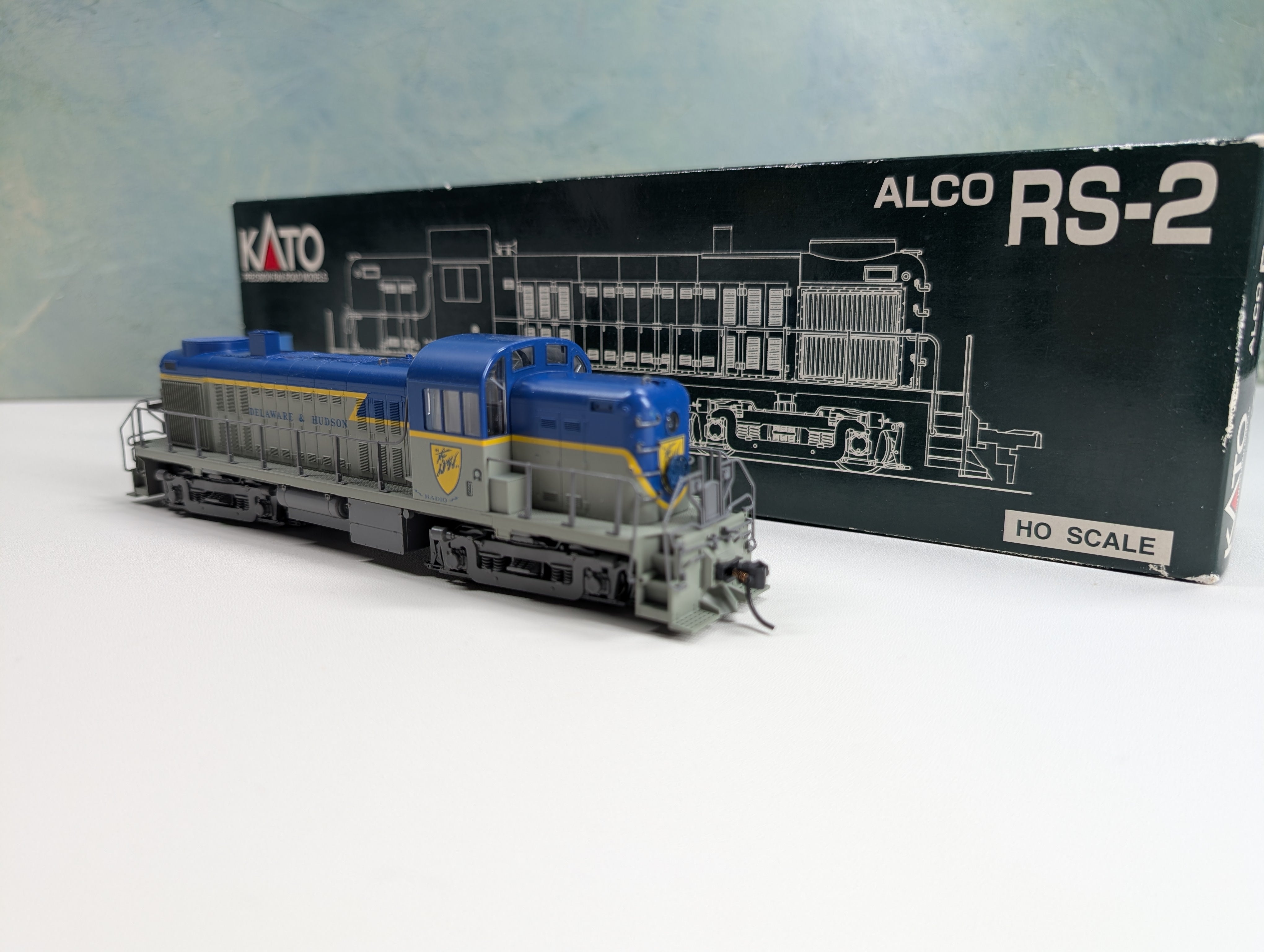 USED Kato #37-2203 HO Scale Alco RS-2 Diesel Locomotive Delaware and Hudson Runs Great DC
