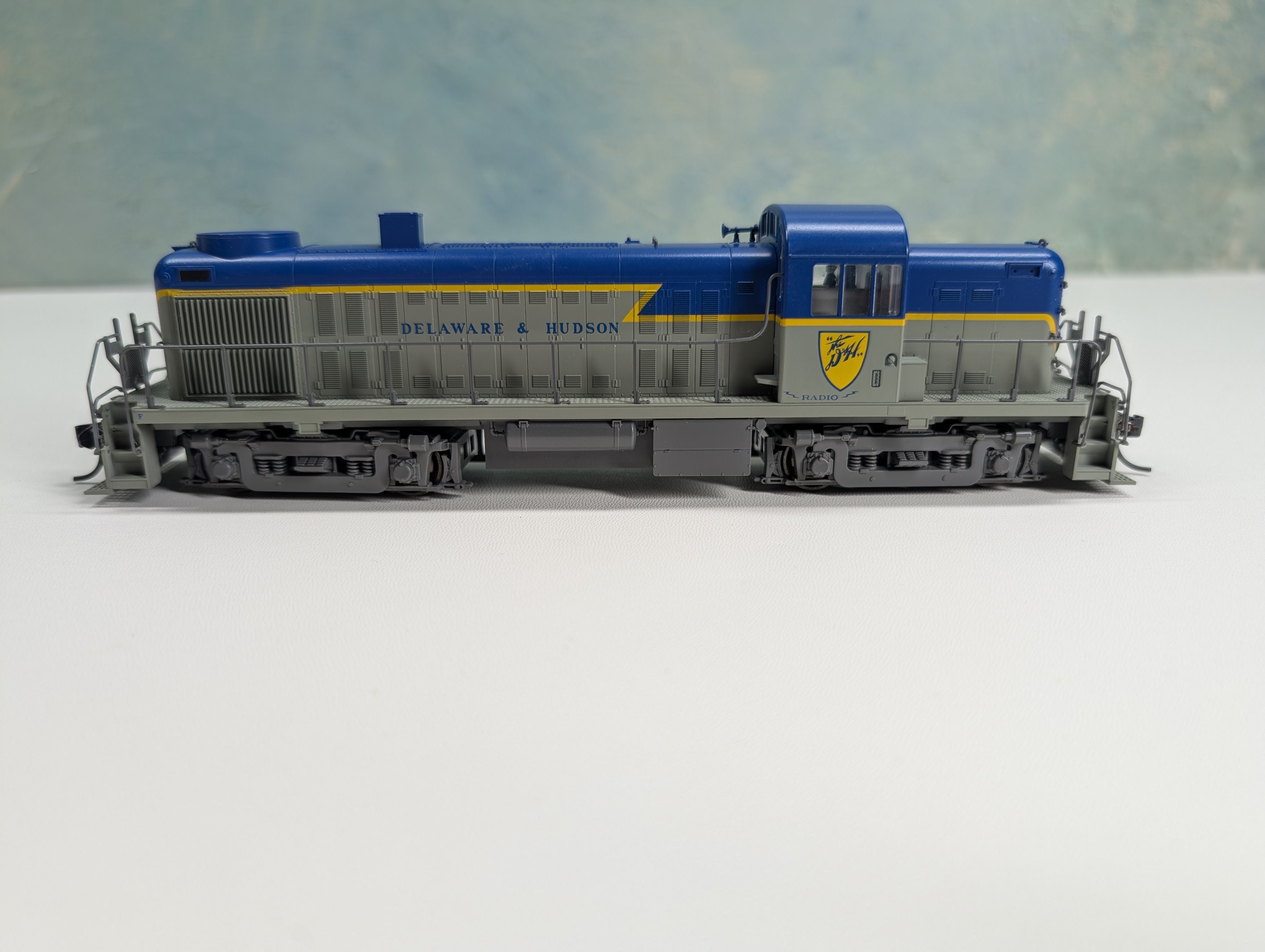 USED Kato #37-2203 HO Scale Alco RS-2 Diesel Locomotive Delaware and Hudson Runs Great DC