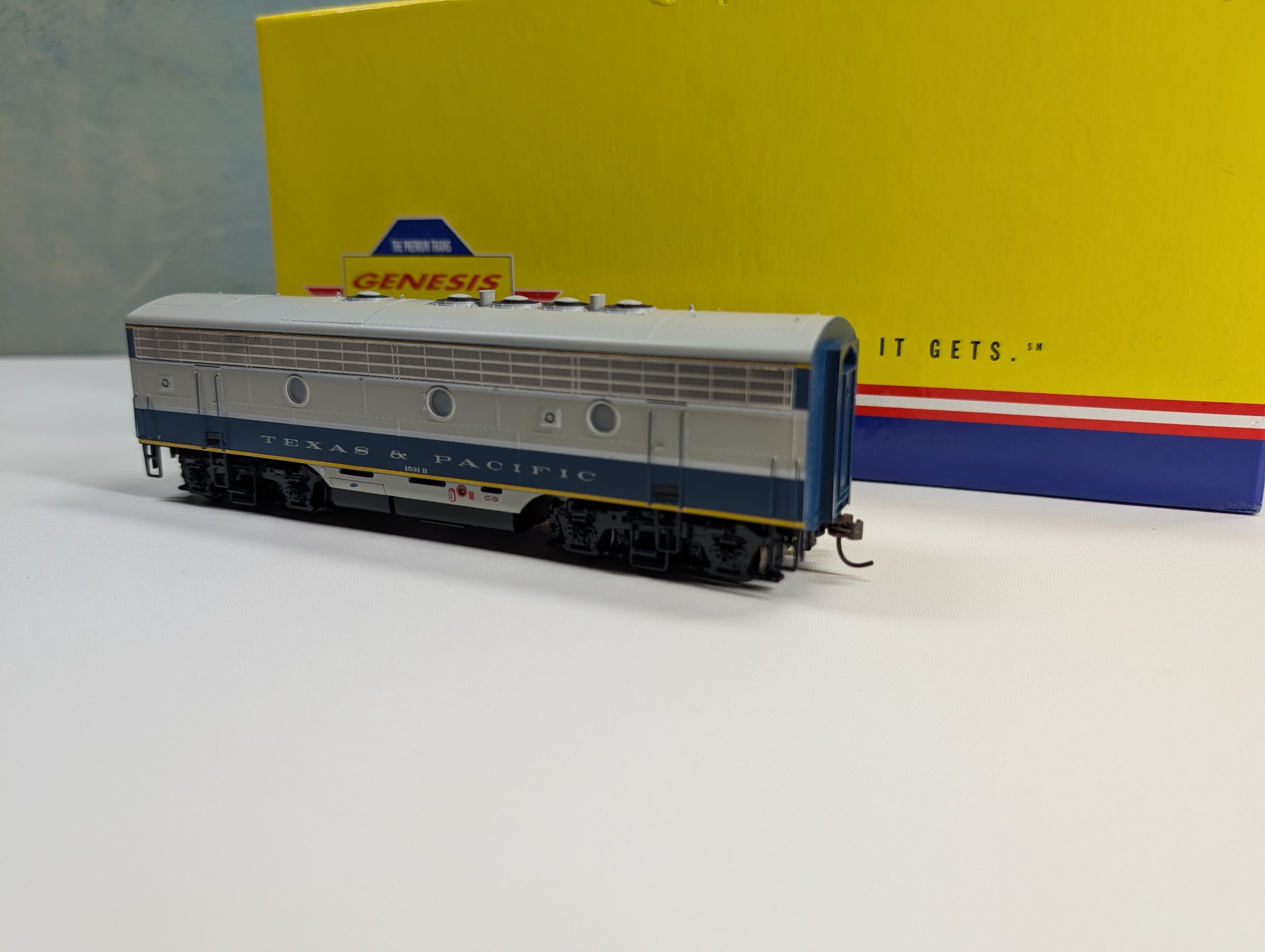 USED Athearn Genesis #G1720B HO Scale F-7B Phase 1 Passenger Diesel Locomotive Texas and Pacific #1531B Runs Great DC