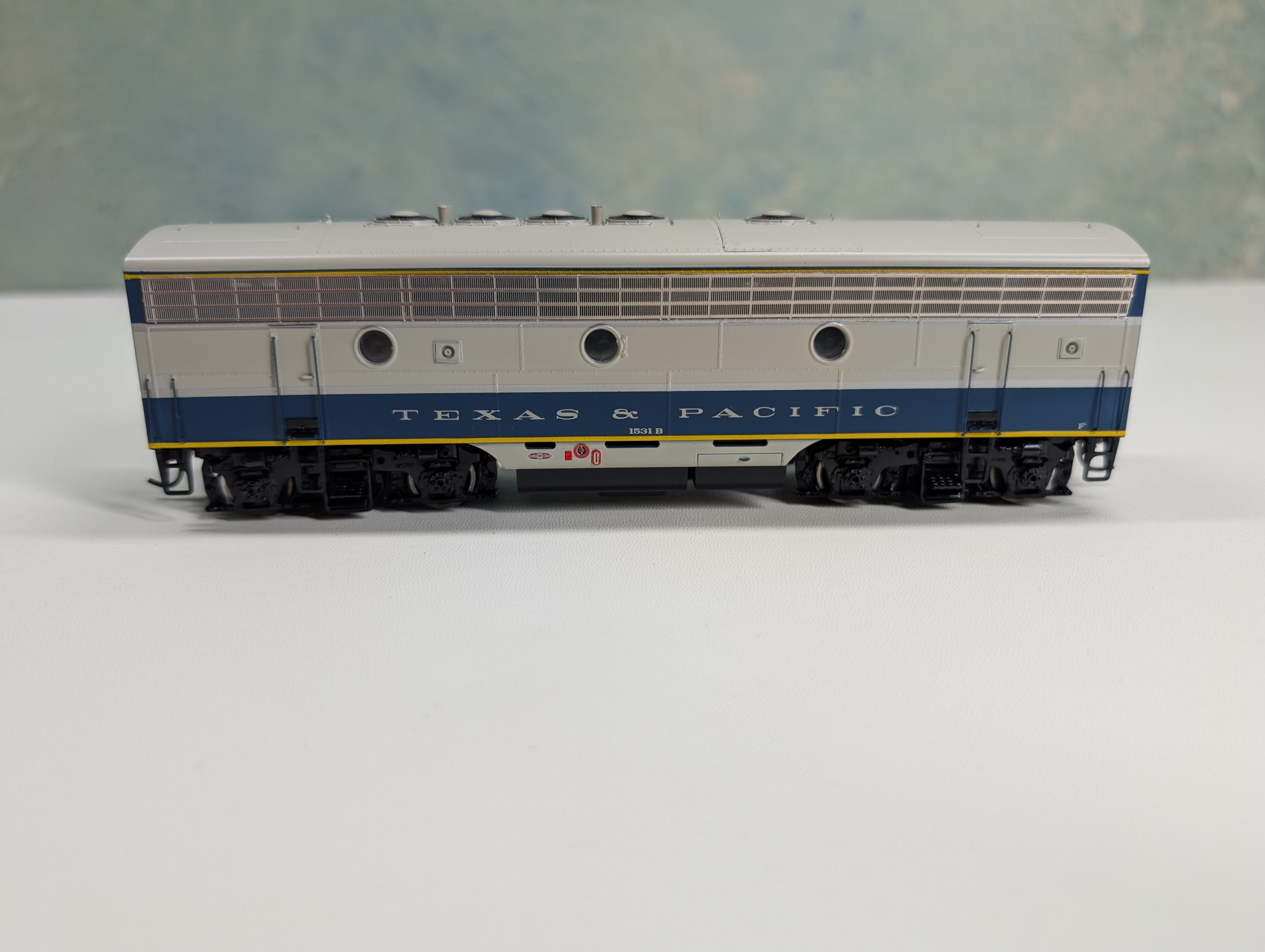 USED Athearn Genesis #G1720B HO Scale F-7B Phase 1 Passenger Diesel Locomotive Texas and Pacific #1531B Runs Great DC