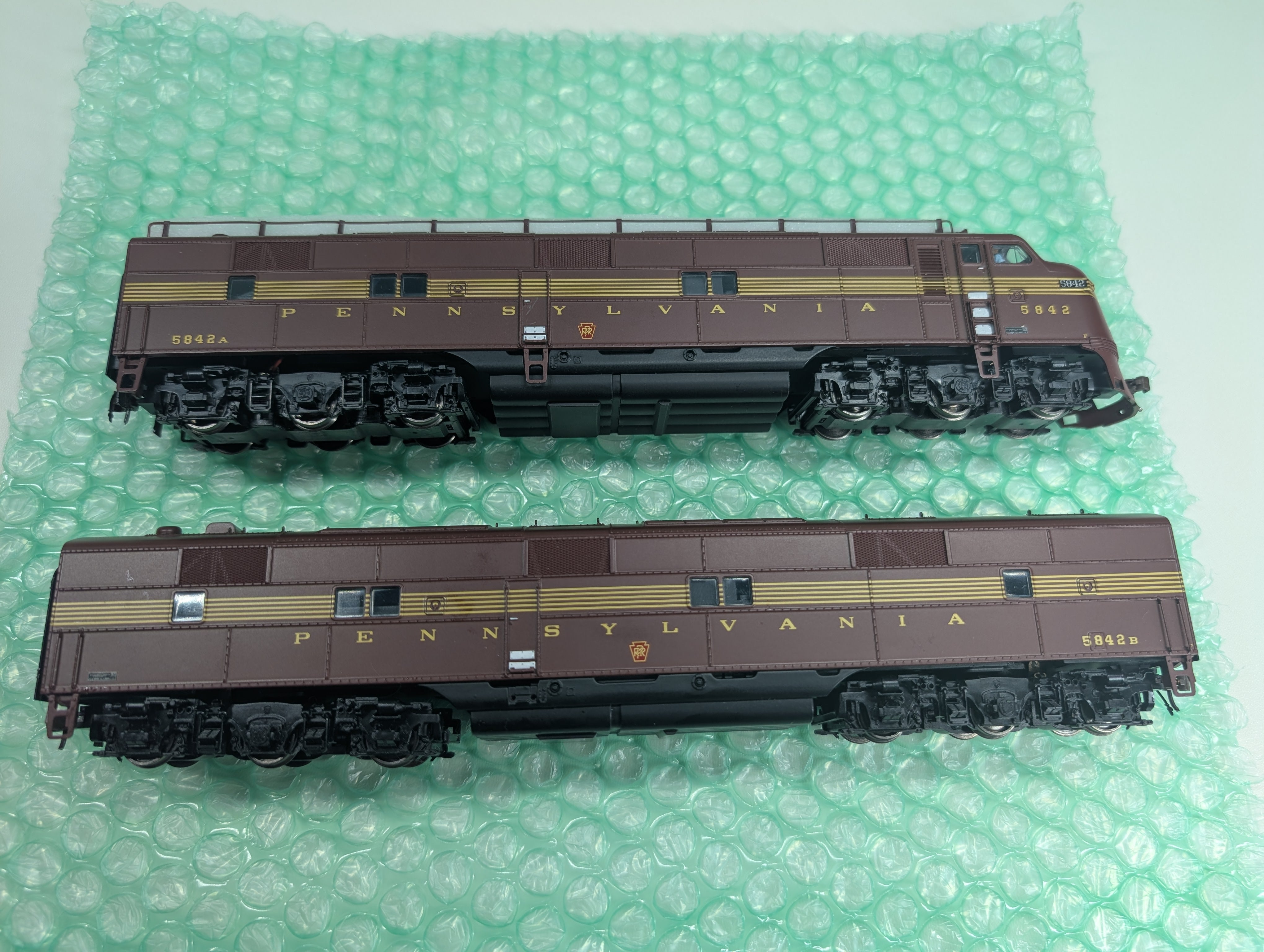 USED Broadway Limited 732 HO Scale E7A E7B Tuscan Red Diesel Locomotive Set Pennsylvania #5842A, 5842B Runs Great DCC