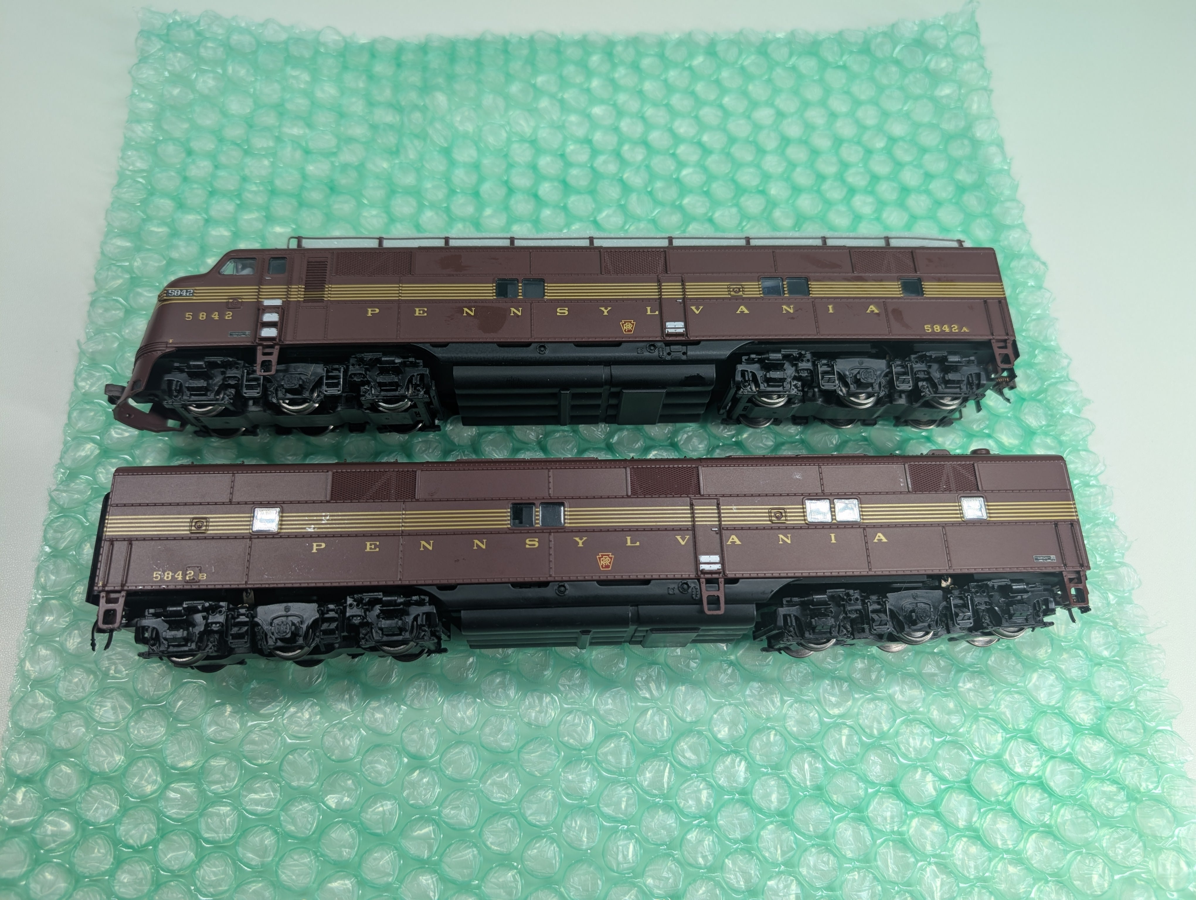 USED Broadway Limited 732 HO Scale E7A E7B Tuscan Red Diesel Locomotive Set Pennsylvania #5842A, 5842B Runs Great DCC