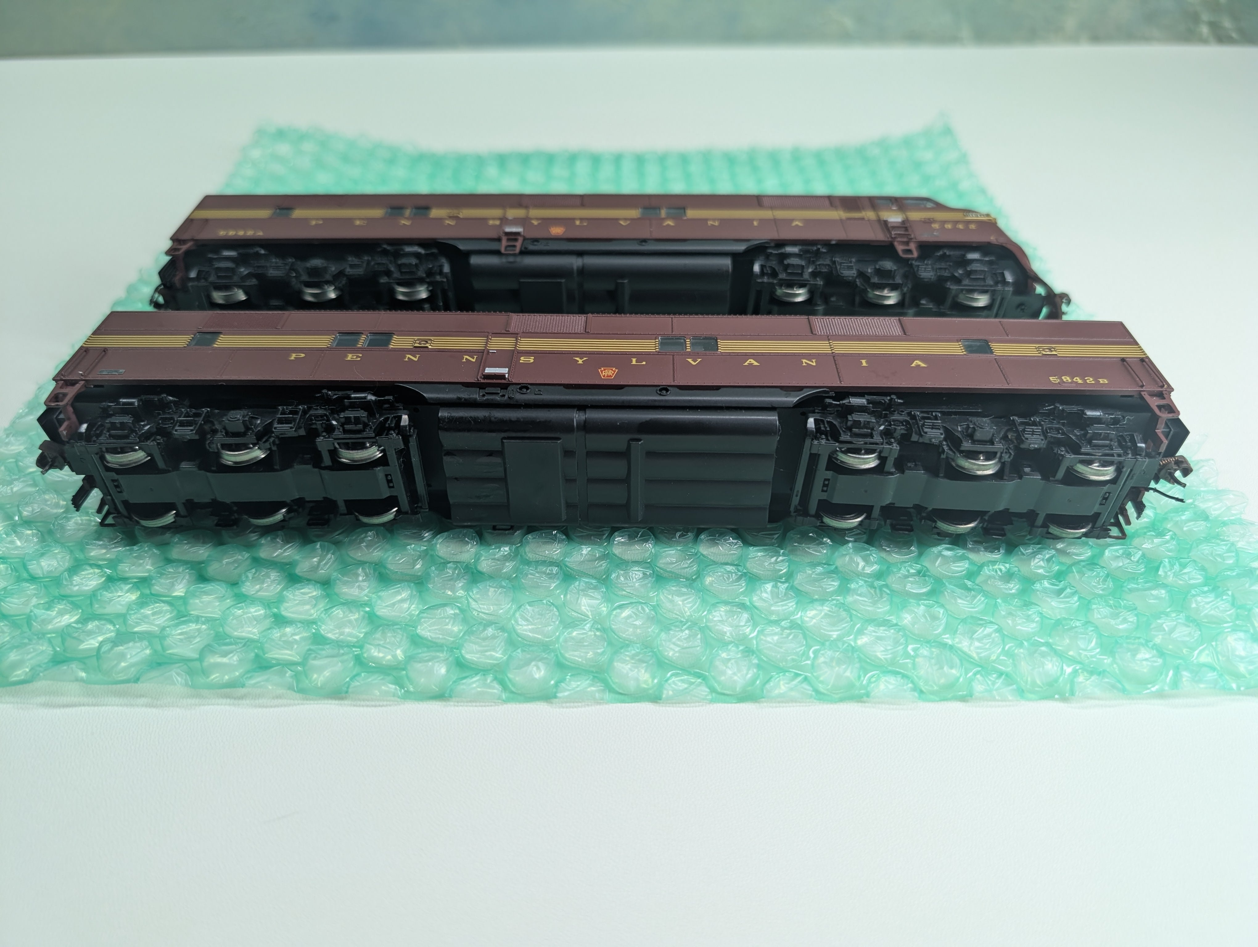 USED Broadway Limited 732 HO Scale E7A E7B Tuscan Red Diesel Locomotive Set Pennsylvania #5842A, 5842B Runs Great DCC