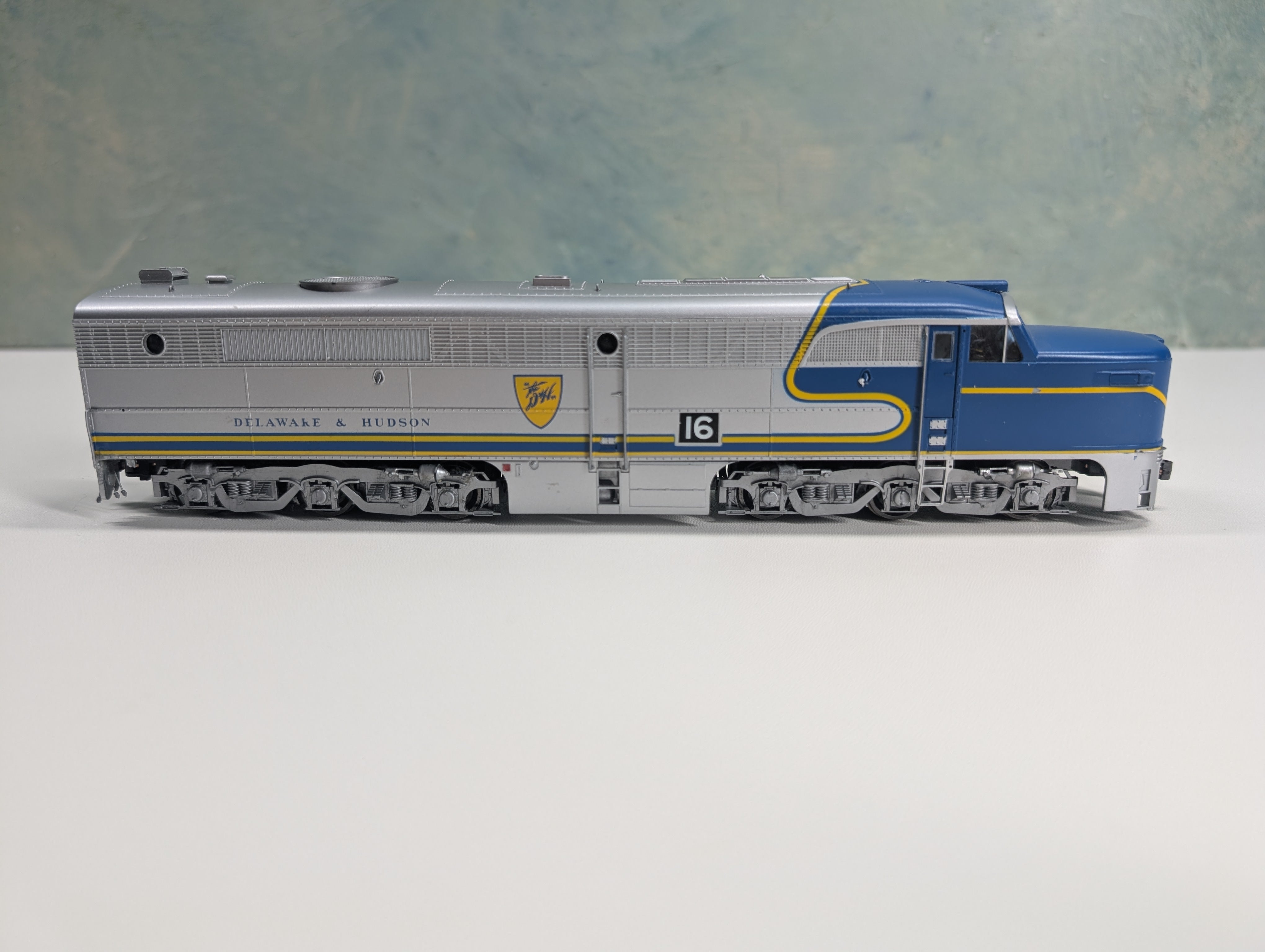 USED Life-Like HO Scale Alco PA1 Diesel Locomotive Proto 2000 w/ Mars Light Delaware and Hudson D&H #16 Runs Well DC