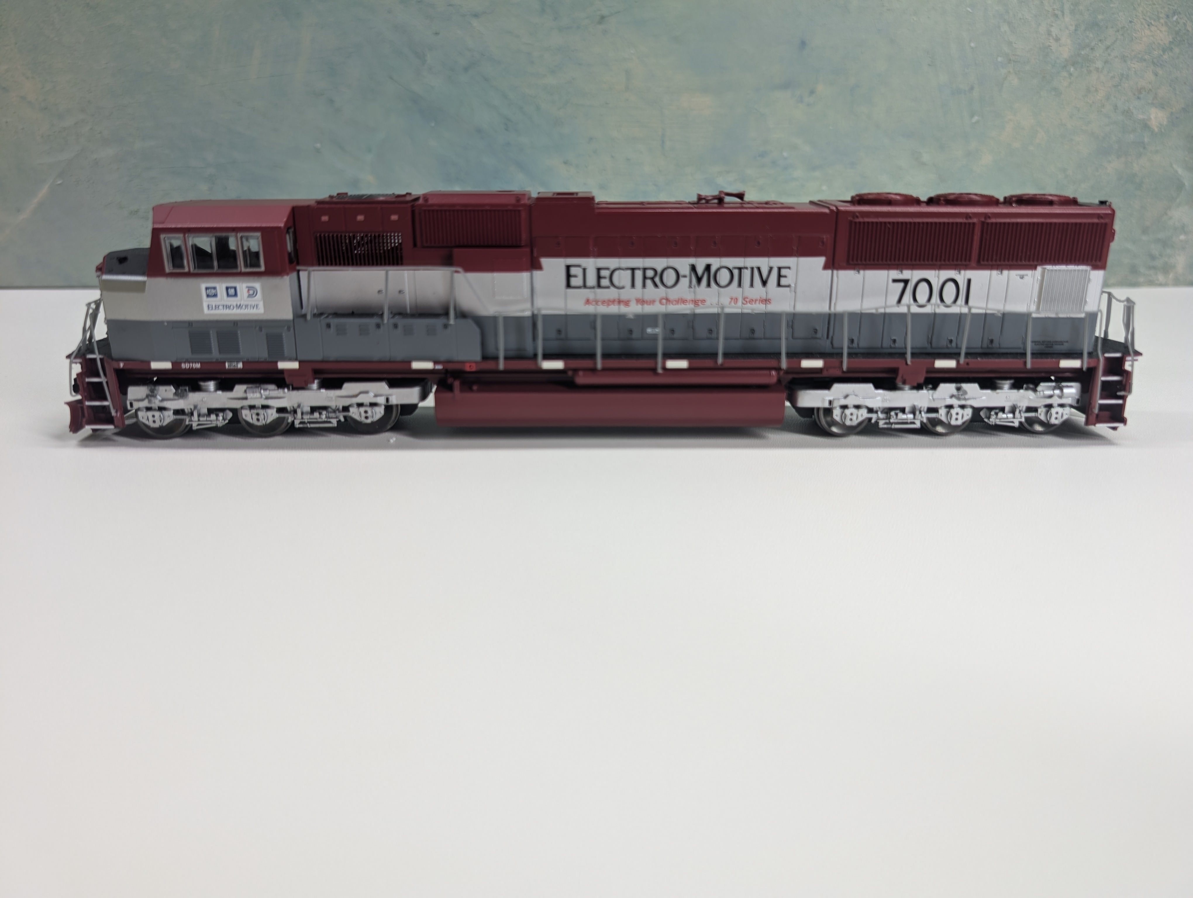 USED Athearn Genesis #0G6117 HO Scale SD70M EMD Demo Diesel Locomotive Electro-Motive #7001 Runs Great DC