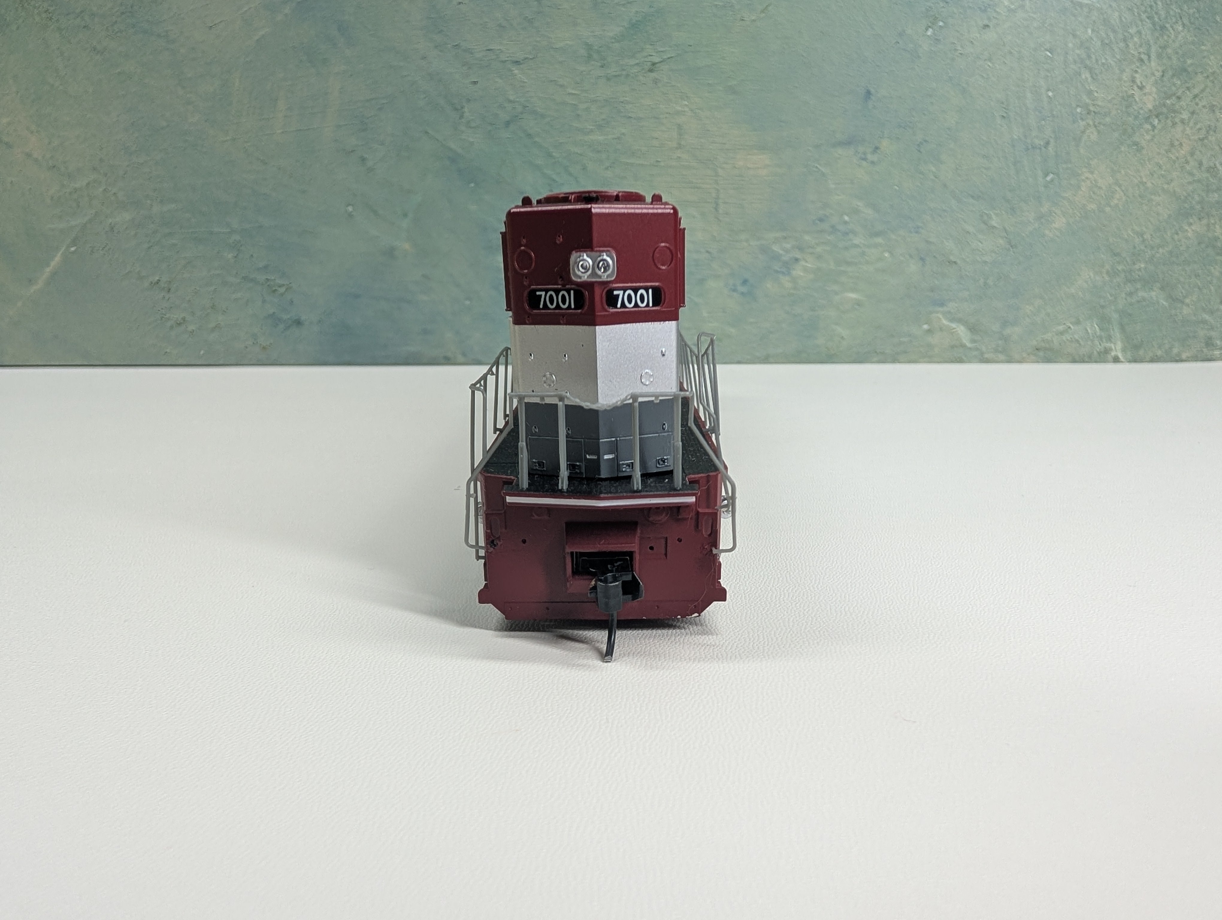 USED Athearn Genesis #0G6117 HO Scale SD70M EMD Demo Diesel Locomotive Electro-Motive #7001 Runs Great DC