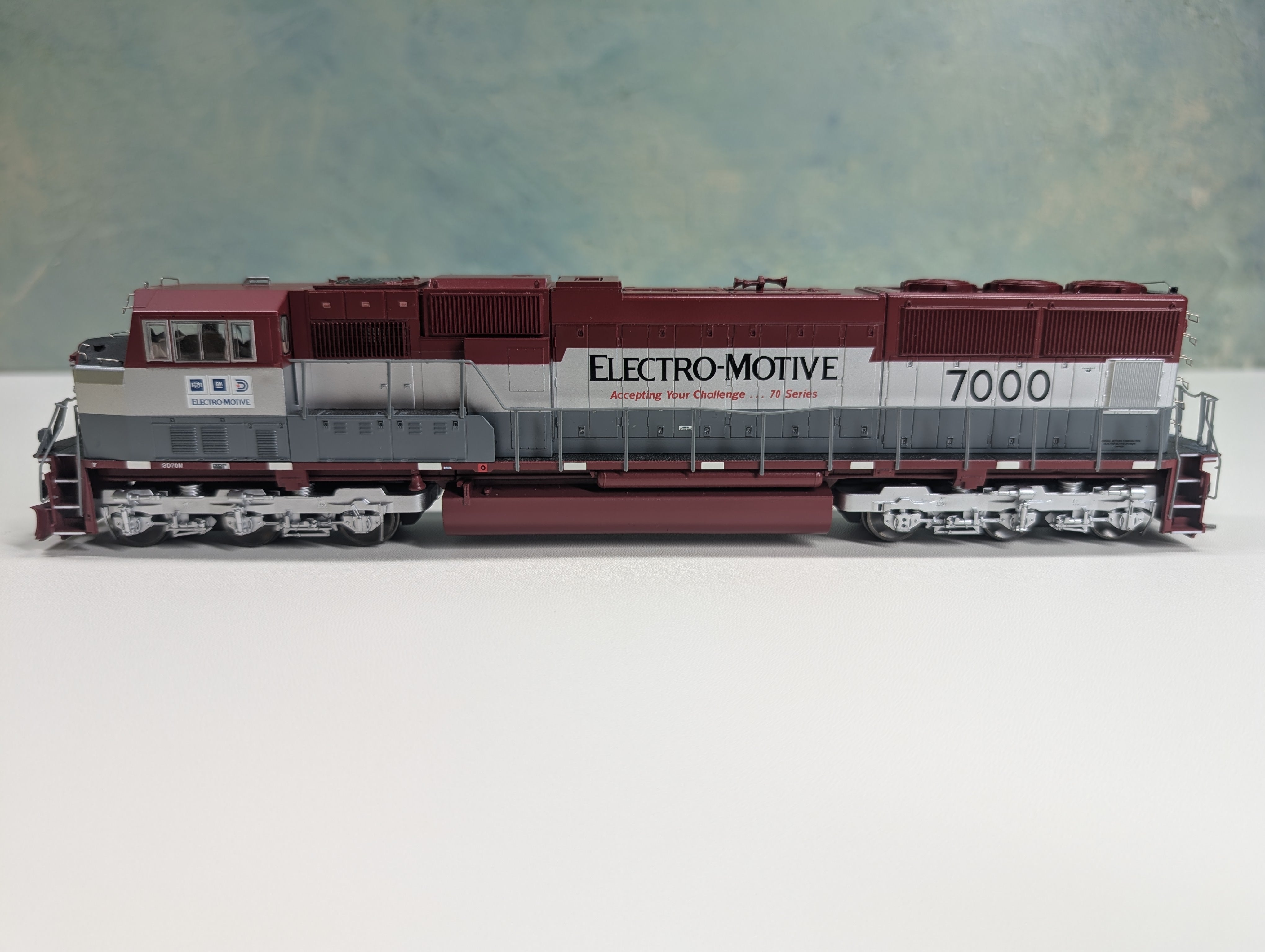 USED Athearn Genesis #0G6116 HO Scale SD70M EMD Demo Diesel Locomotive Electro-Motive #7000 Runs Great DC