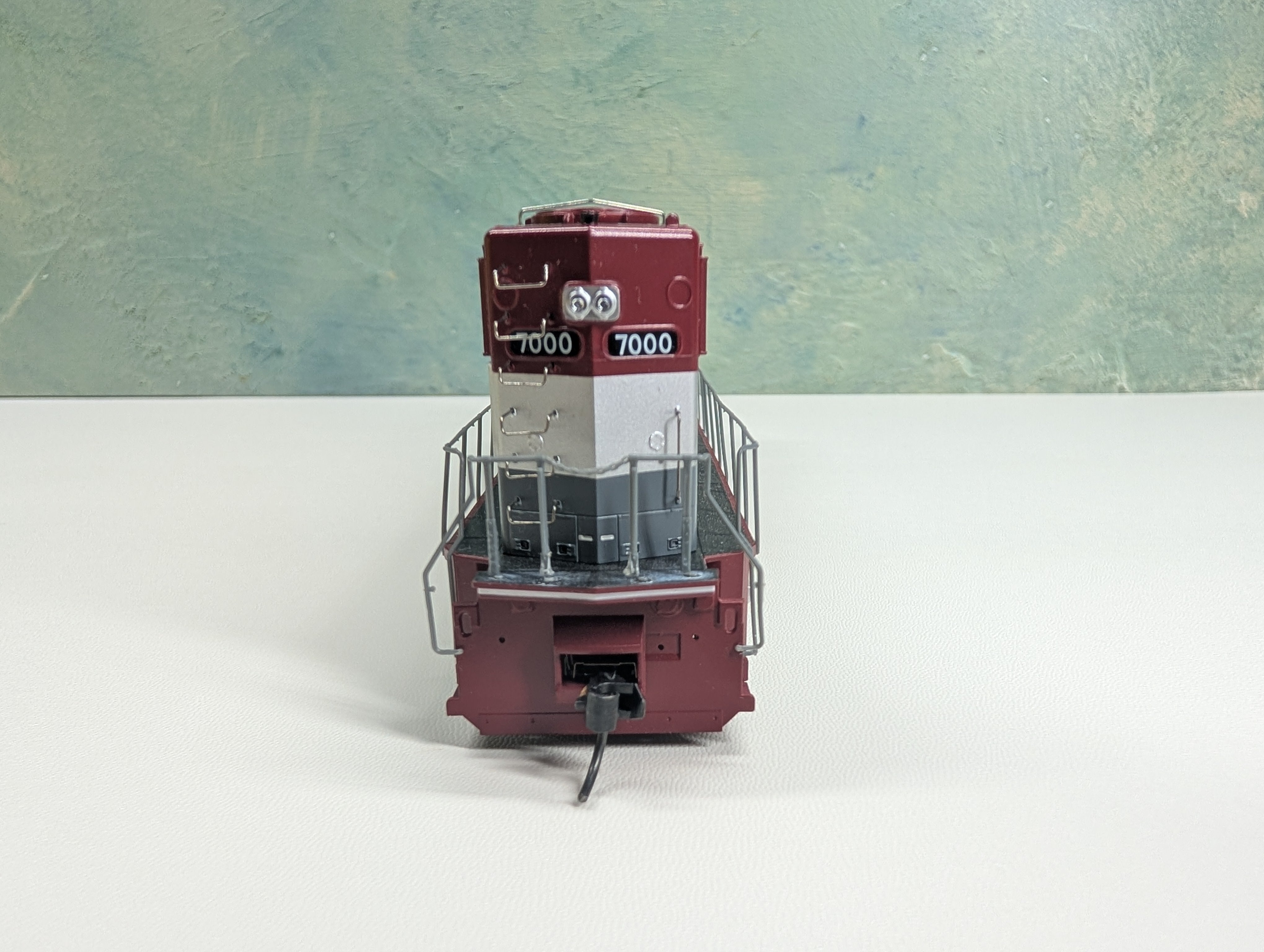 USED Athearn Genesis #0G6116 HO Scale SD70M EMD Demo Diesel Locomotive Electro-Motive #7000 Runs Great DC