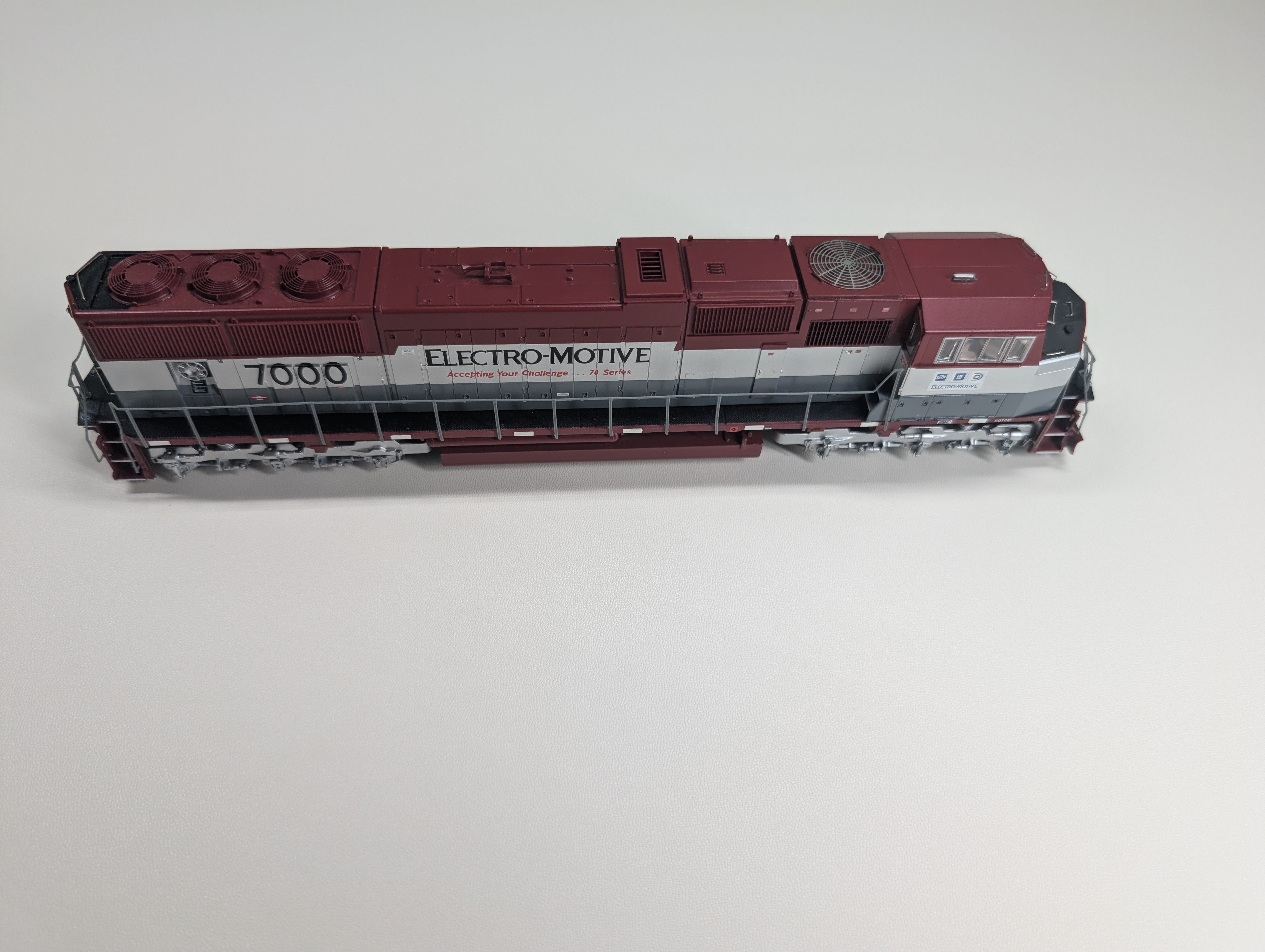 USED Athearn Genesis #0G6116 HO Scale SD70M EMD Demo Diesel Locomotive Electro-Motive #7000 Runs Great DC