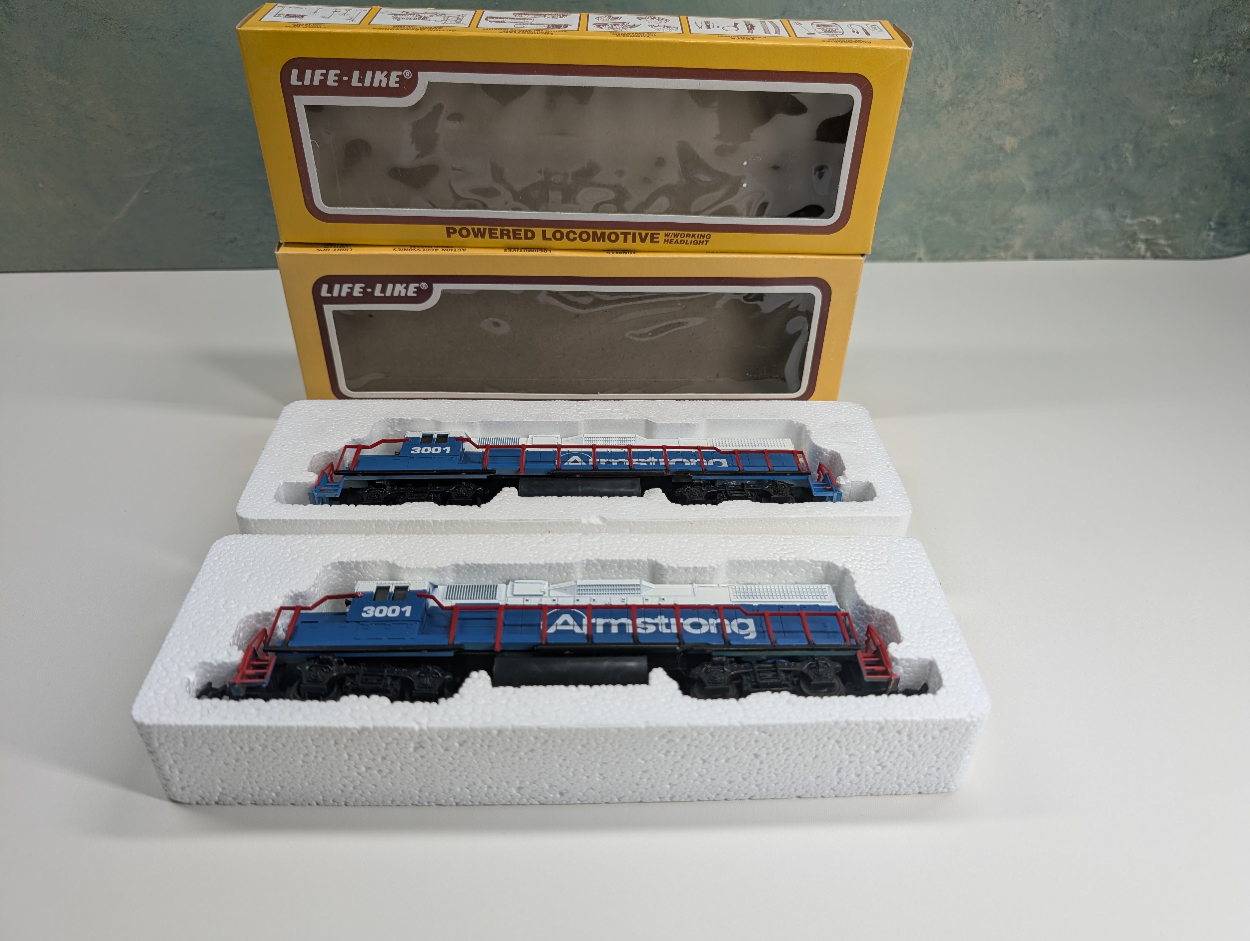 USED Life-Like 8303 HO Scale Pair of GP-38 Diesel Locomotives for Parts/Repairs Armstrong #3001