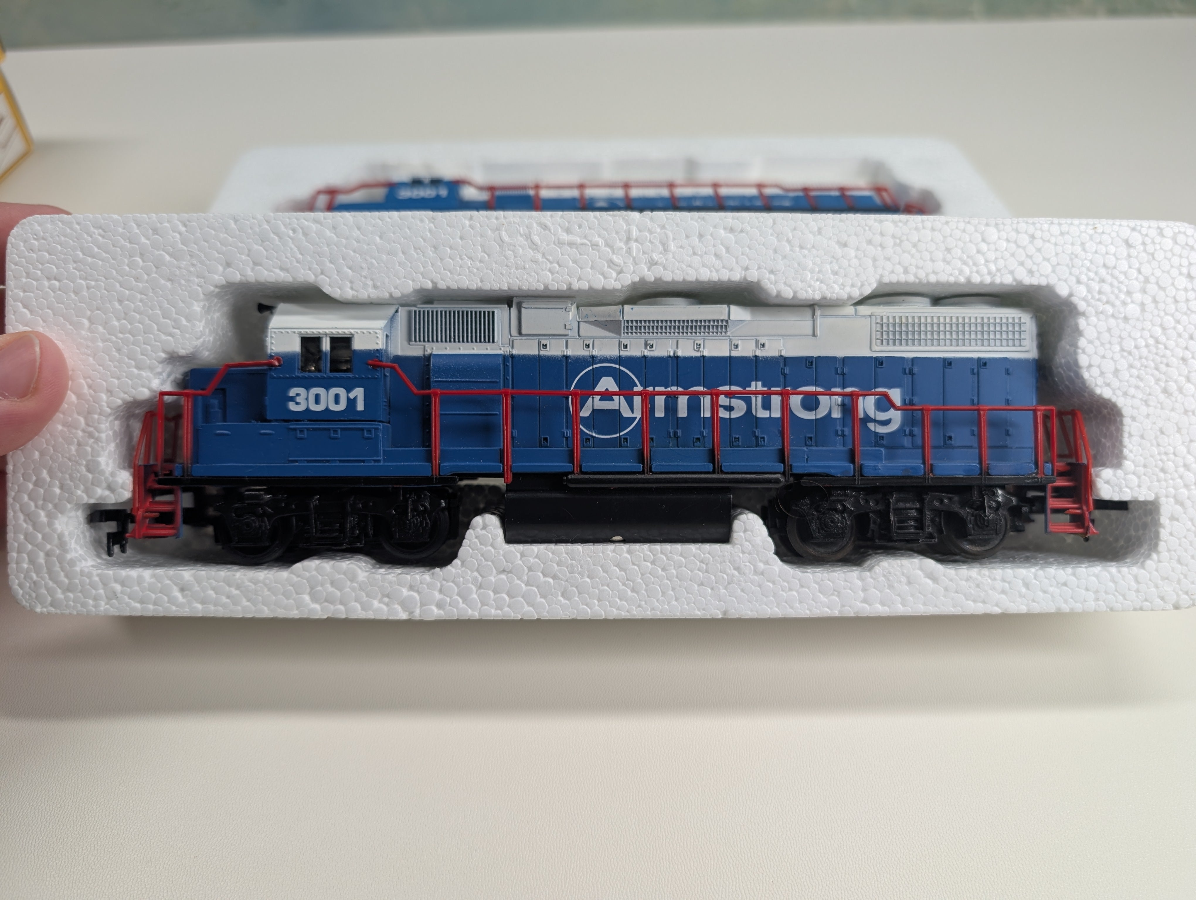 USED Life-Like 8303 HO Scale Pair of GP-38 Diesel Locomotives for Parts/Repairs Armstrong #3001