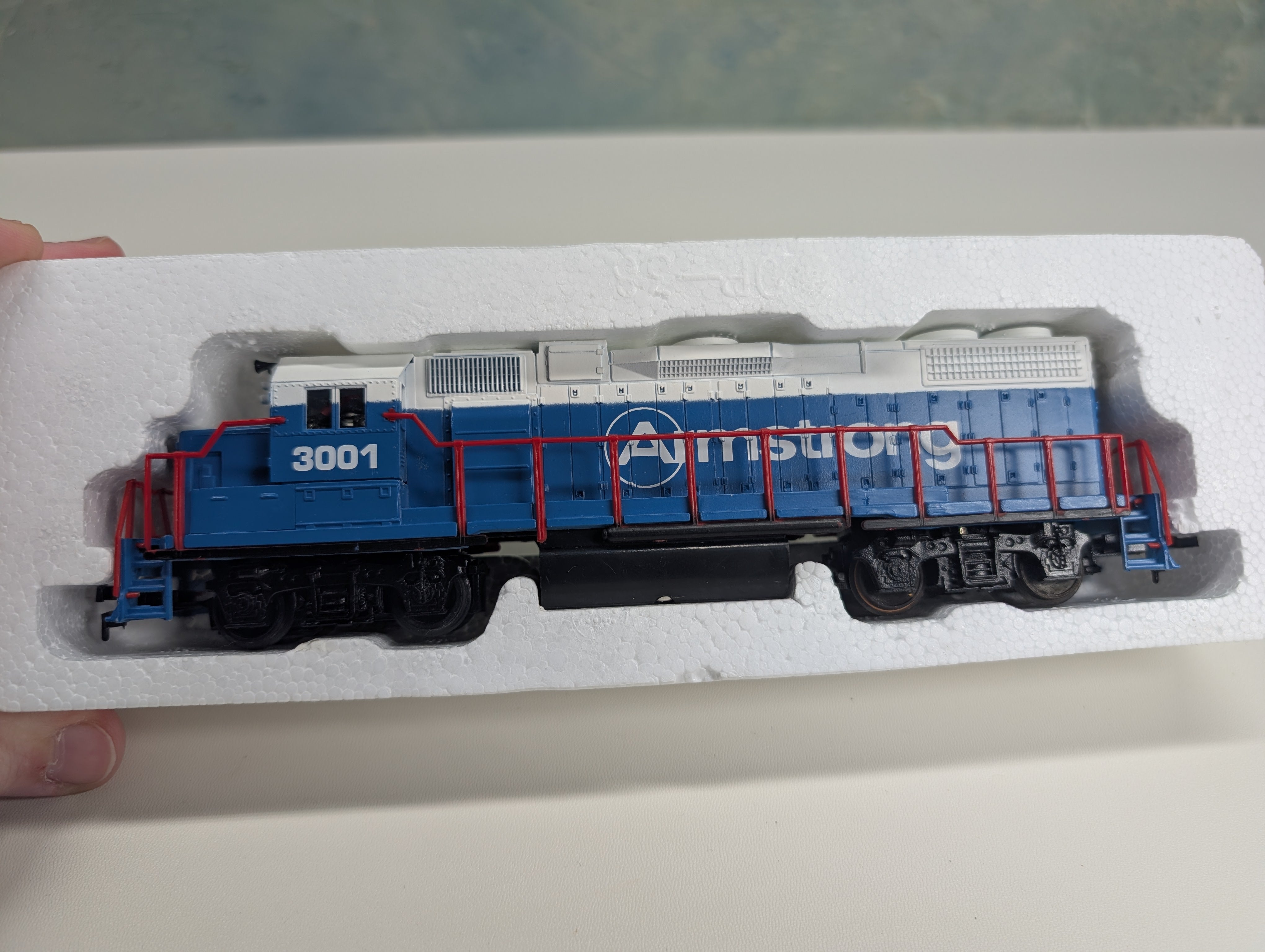 USED Life-Like 8303 HO Scale Pair of GP-38 Diesel Locomotives for Parts/Repairs Armstrong #3001