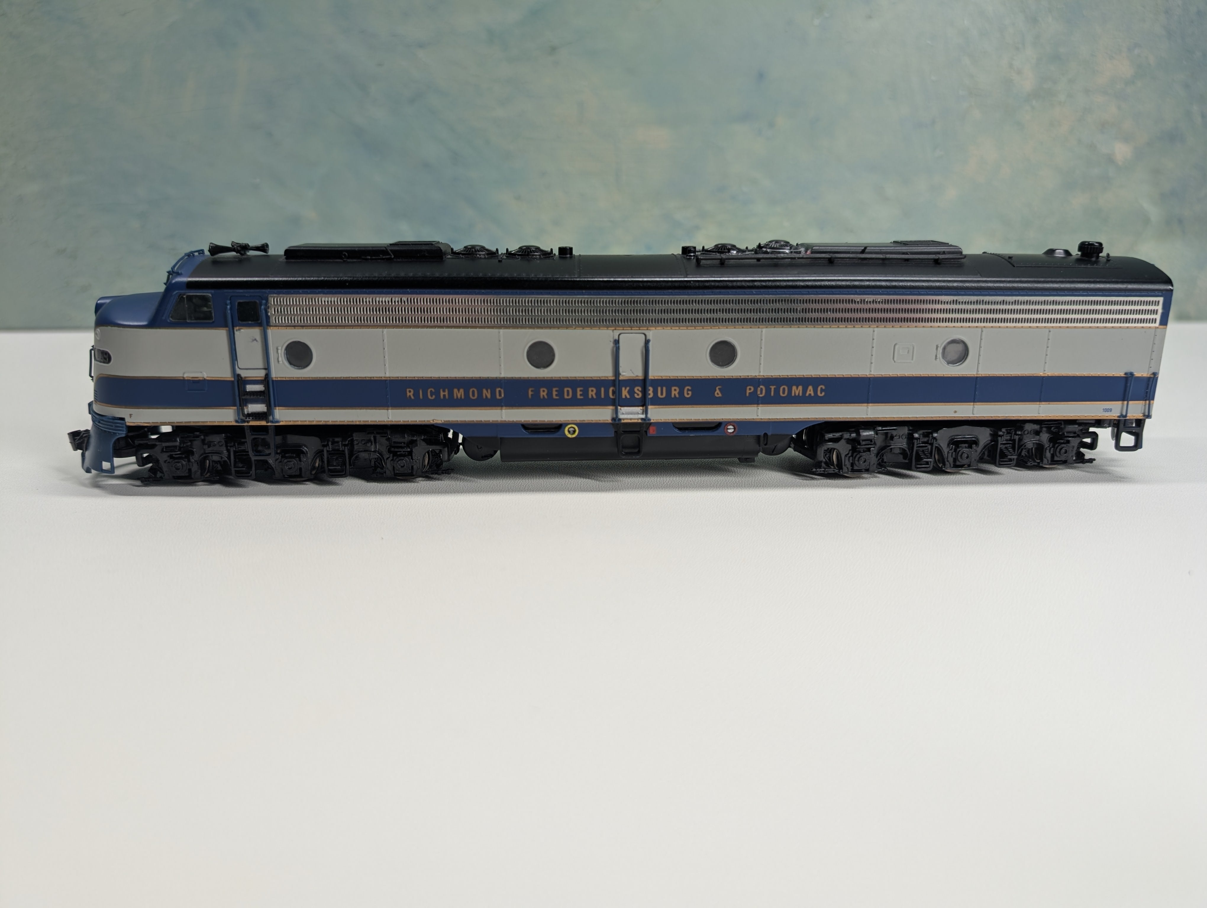 USED Life-Like HO Scale Proto 2000 E8/9 Diesel Locomotive Richmond, Fredericksburg and Potomac #1009 Runs Great Digitrax DCC