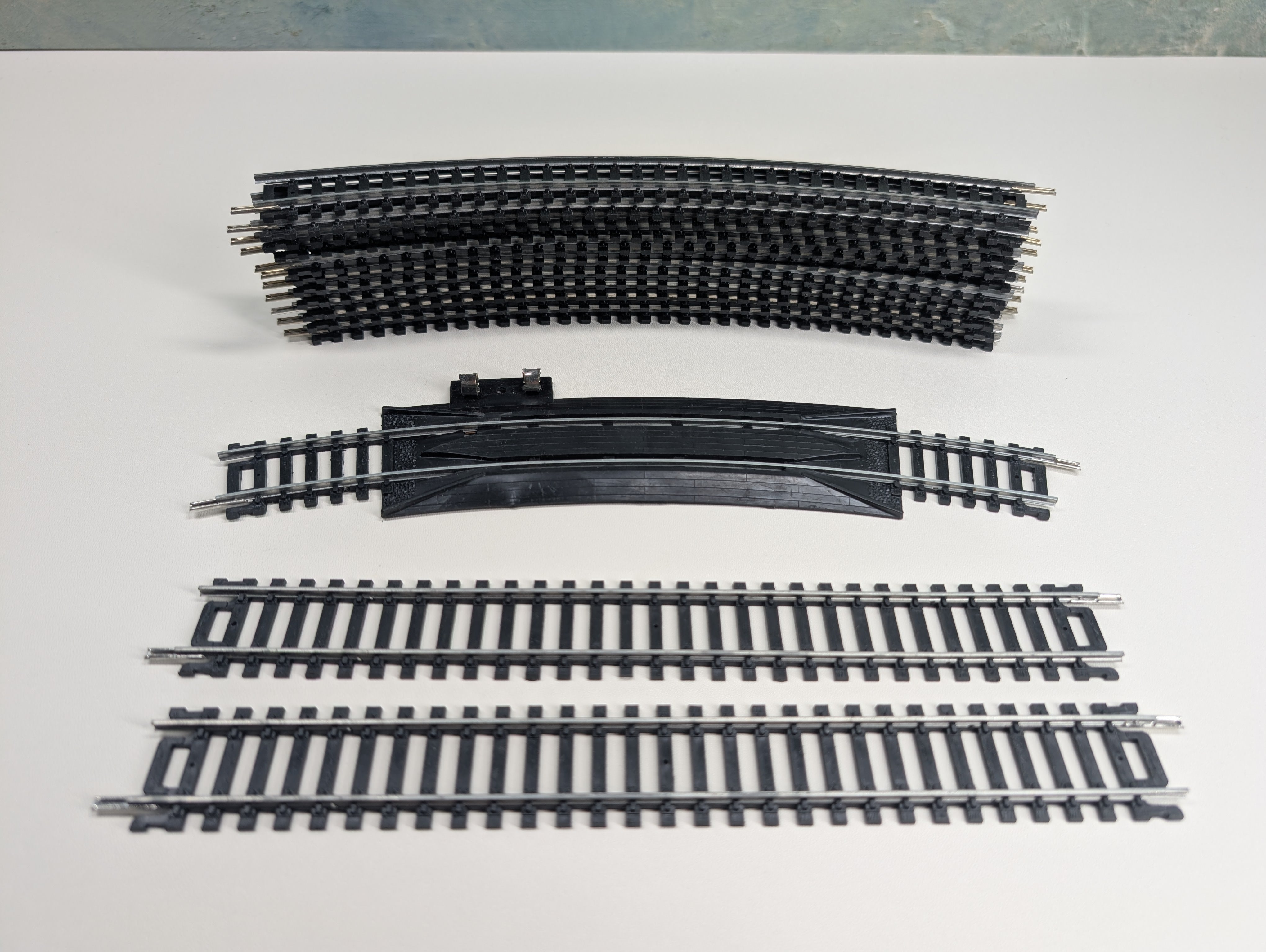 USED Life-Like HO Scale 18" Radius Oval of Code 100 Nickel Silver Track w/ Rerailer Terminal (14 pcs)