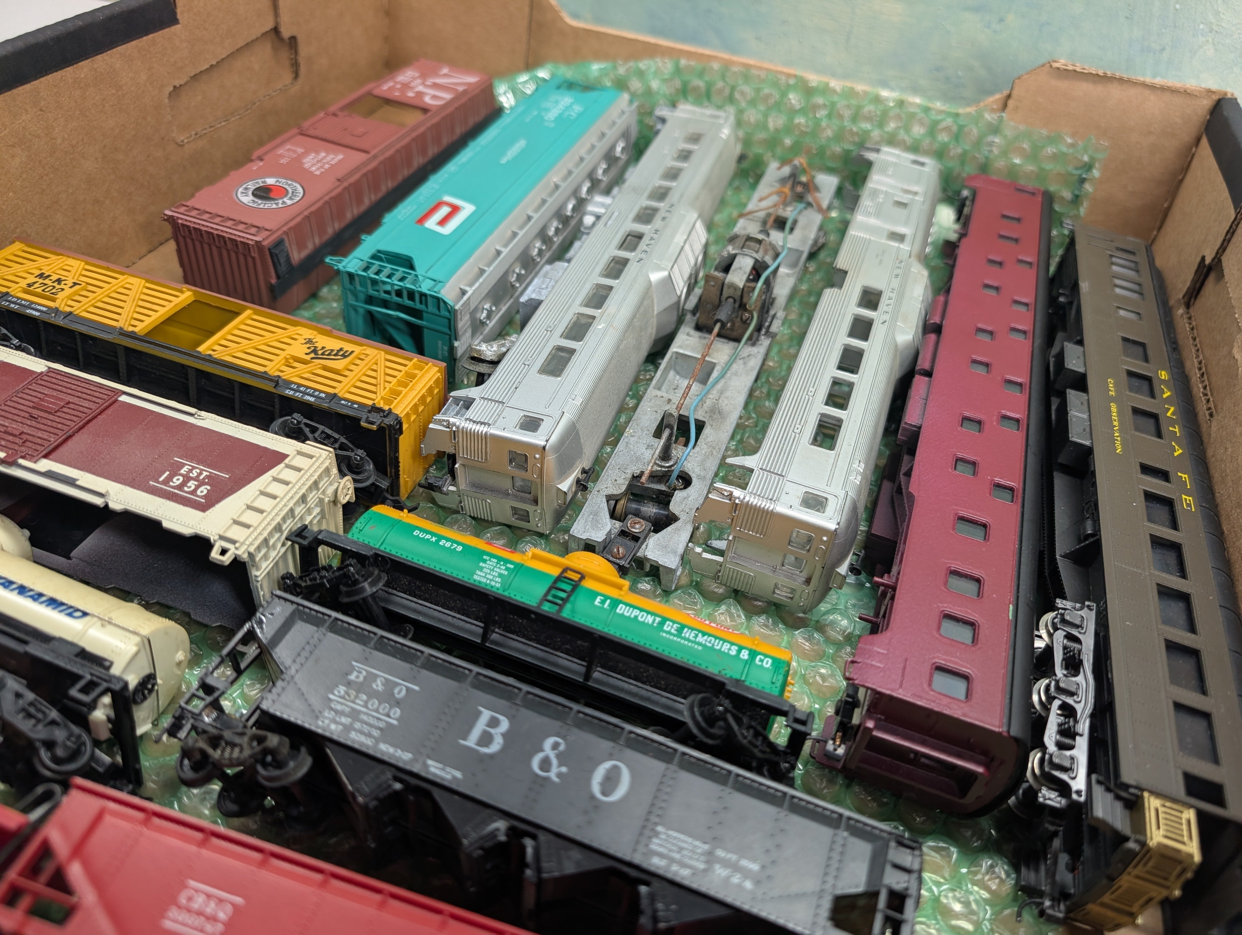 USED HO Scale Lot of For Parts/Repairs Passenger Cars, Hoppers, Box Cars +more